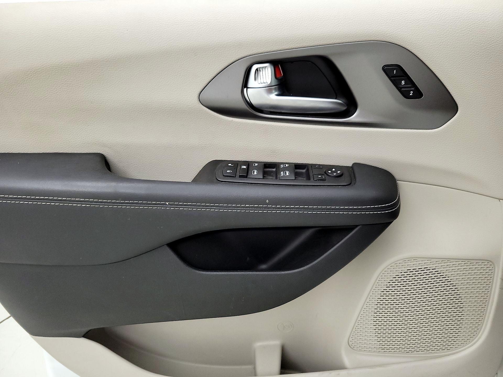 Thumbnail: 2023 Chrysler Pacifica - 12