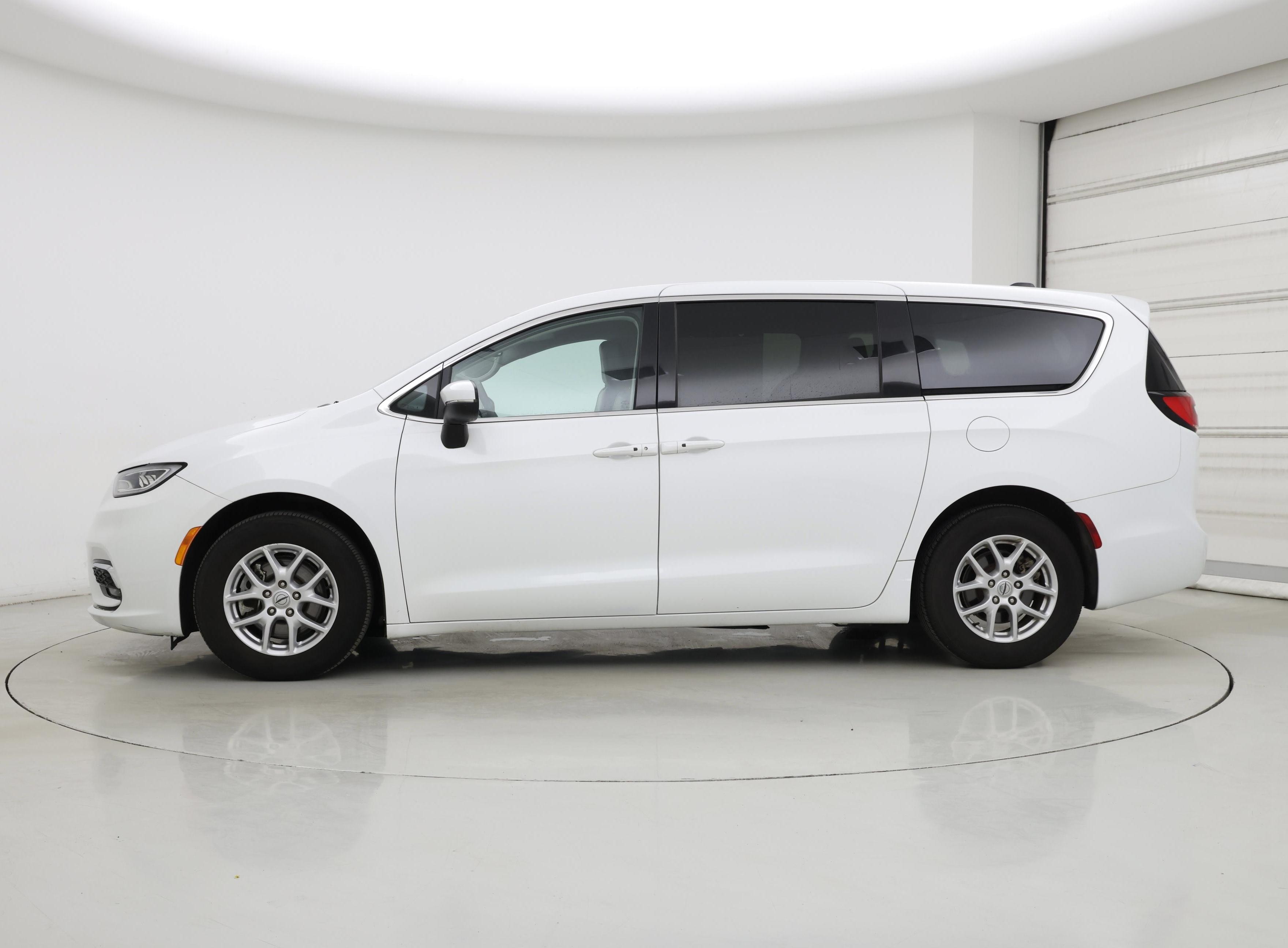 Thumbnail: 2023 Chrysler Pacifica - 3