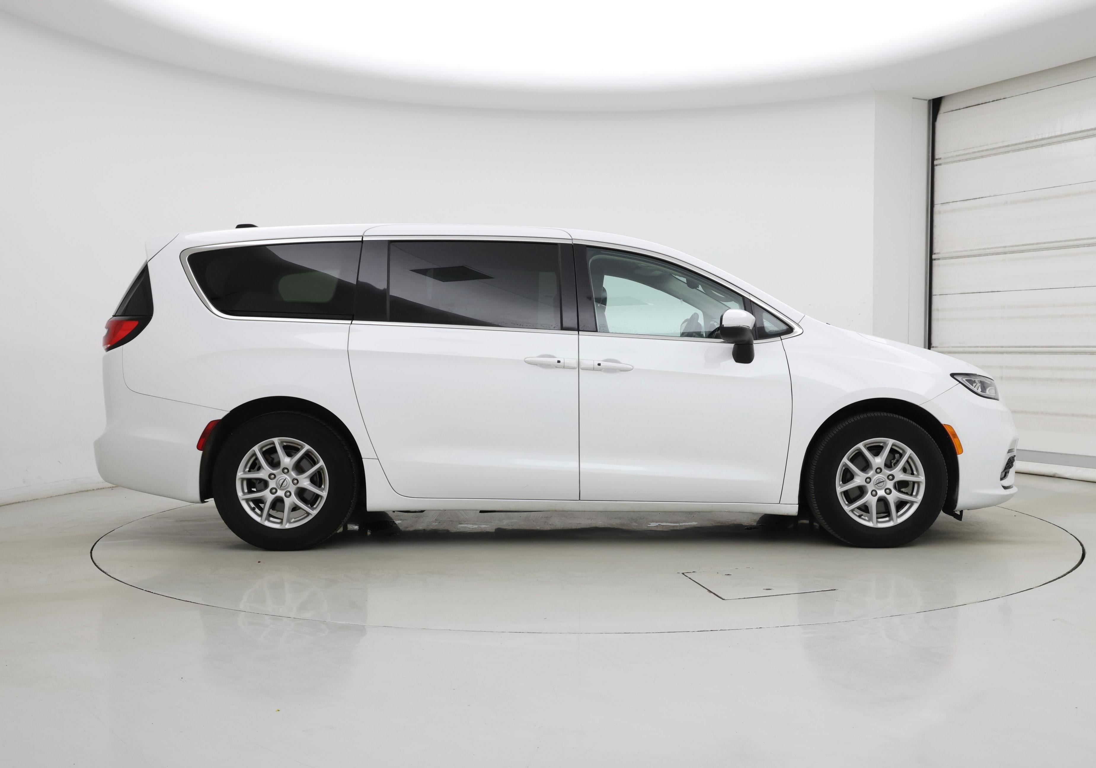 Thumbnail: 2023 Chrysler Pacifica - 7