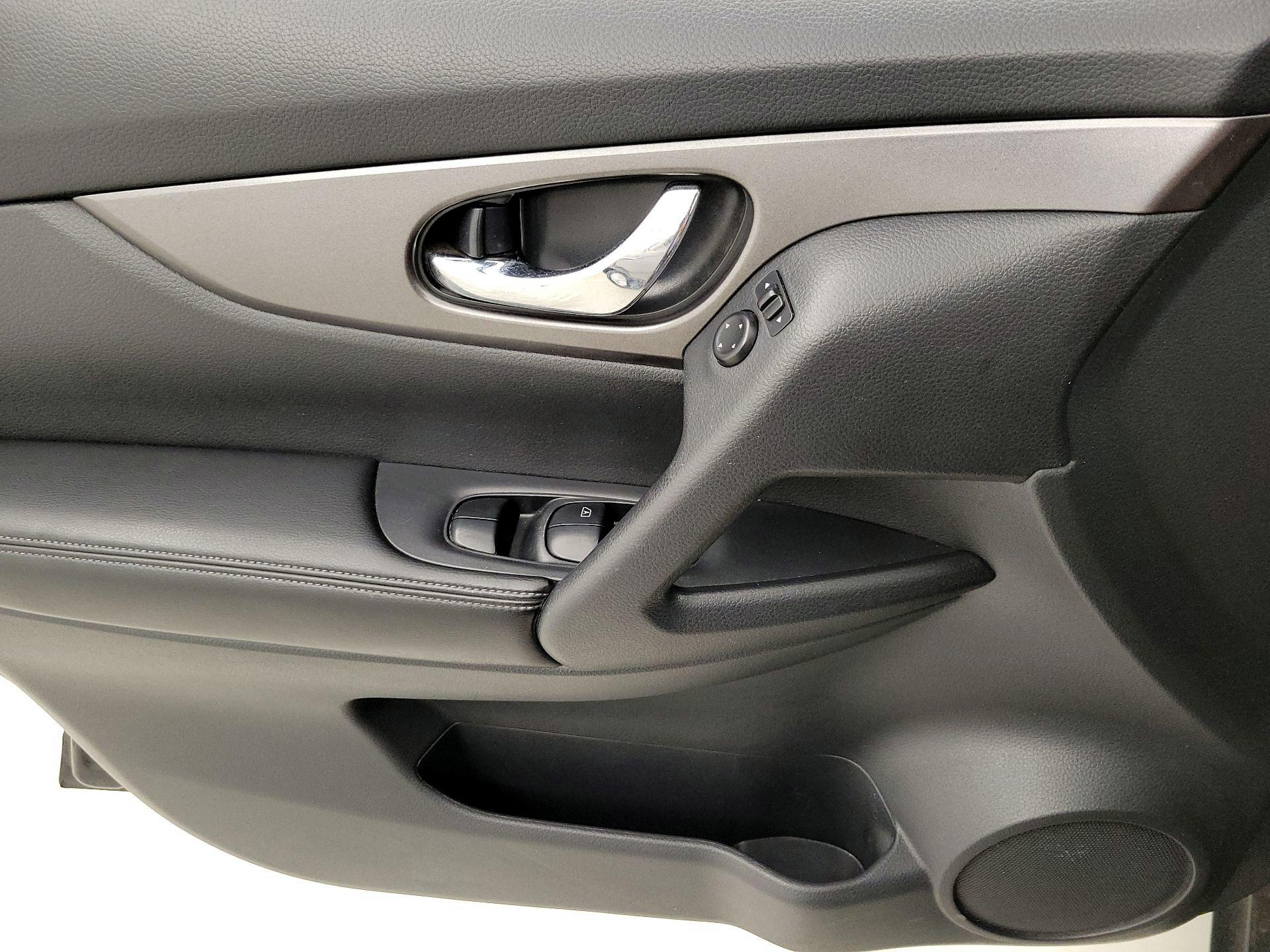 Thumbnail: 2015 Nissan Rogue - 12