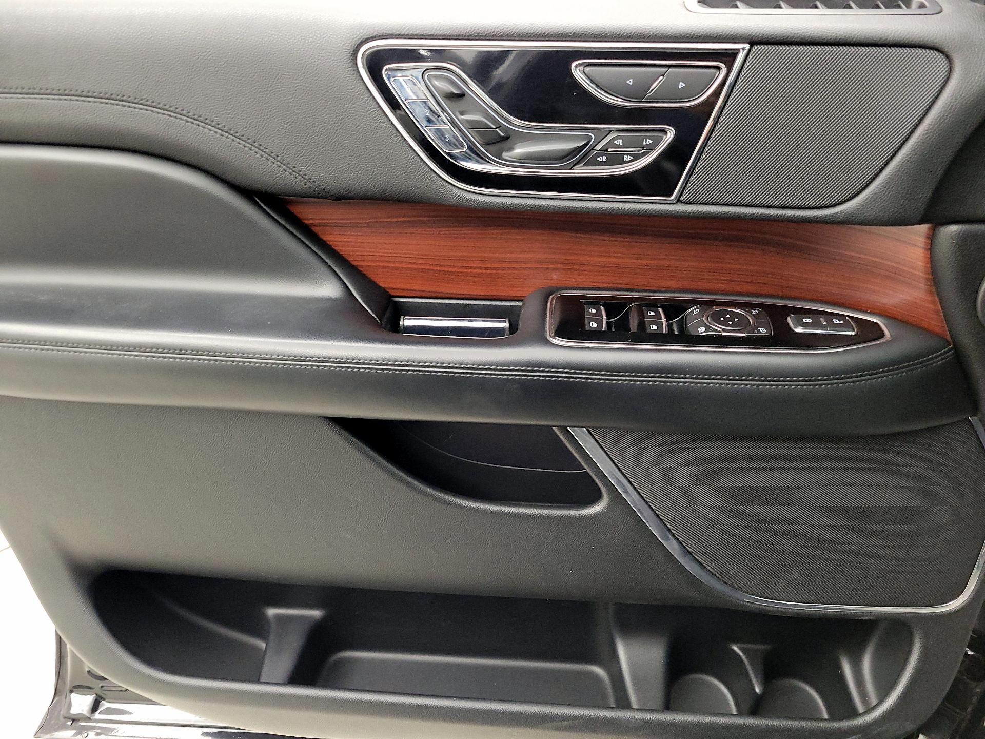 Thumbnail: 2021 Lincoln Navigator L - 12