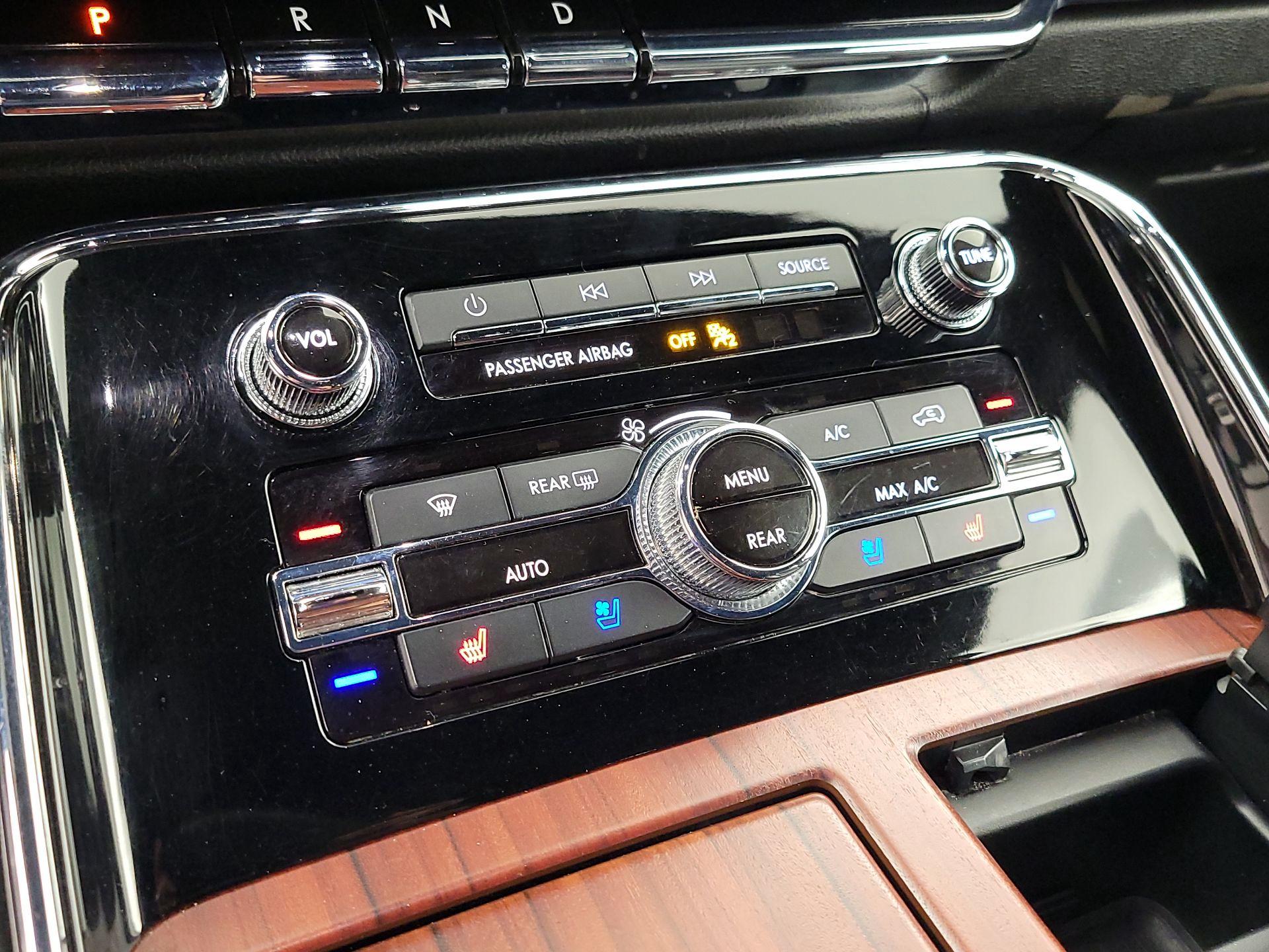 Thumbnail: 2021 Lincoln Navigator L - 17