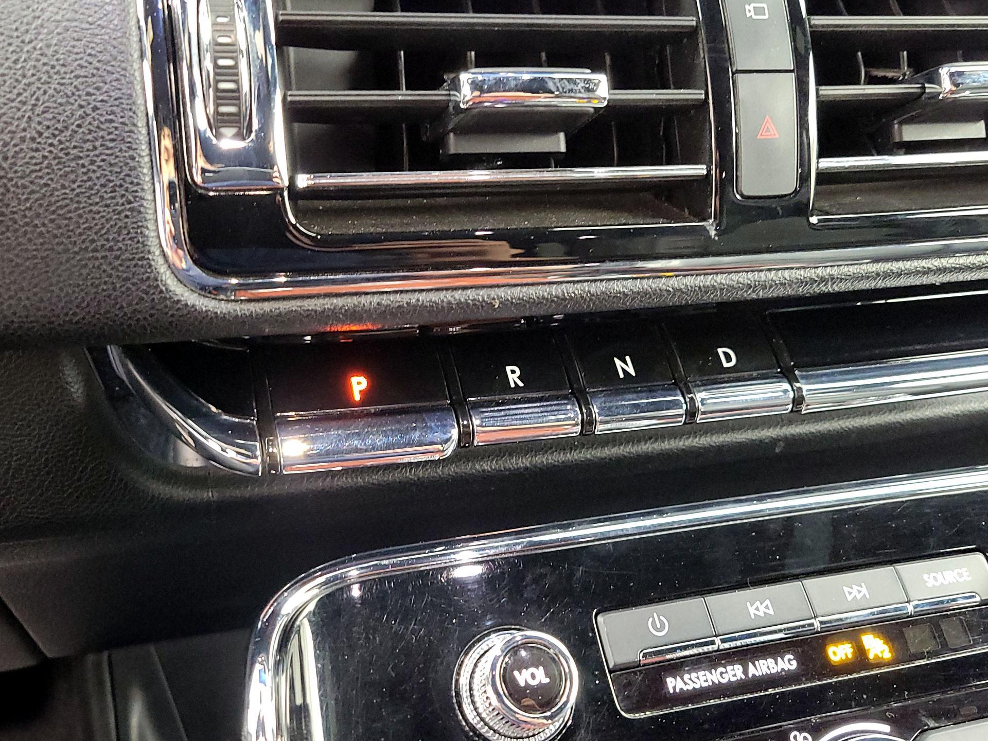 Thumbnail: 2021 Lincoln Navigator L - 18