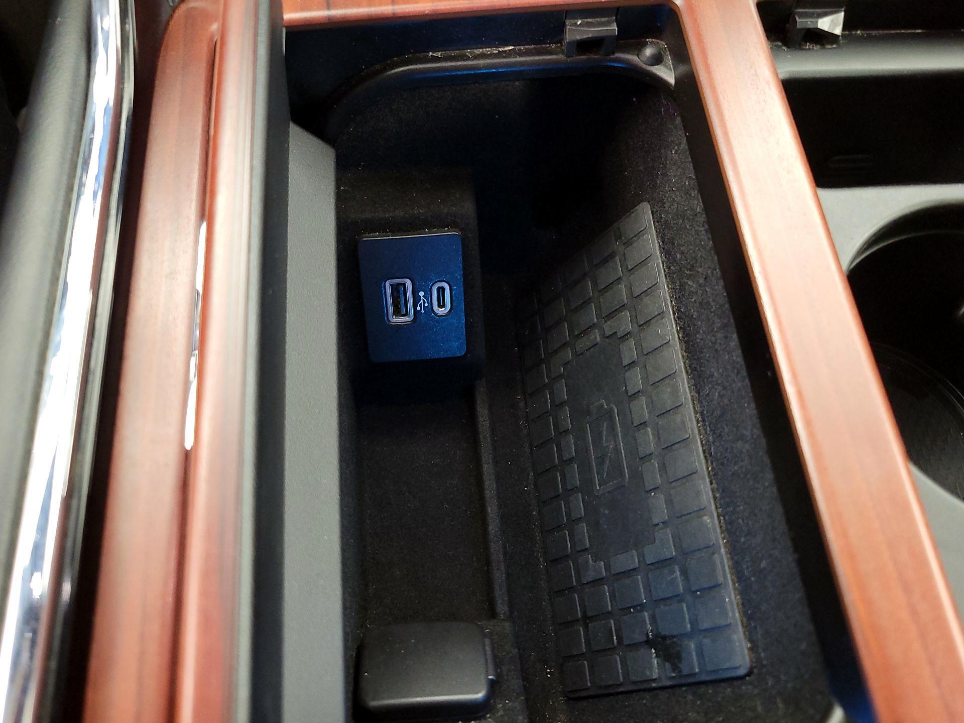 Thumbnail: 2021 Lincoln Navigator L - 19