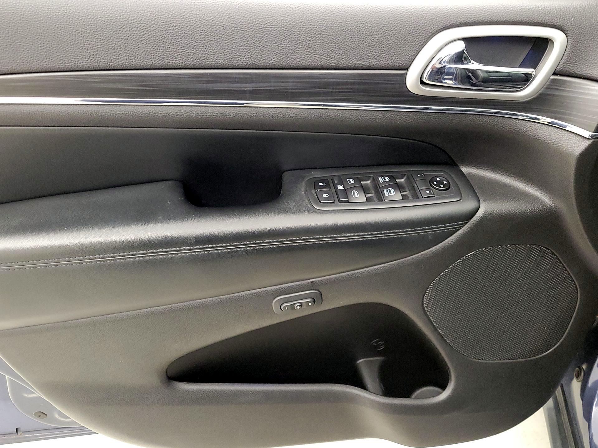 Thumbnail: 2020 Jeep Grand Cherokee - 12