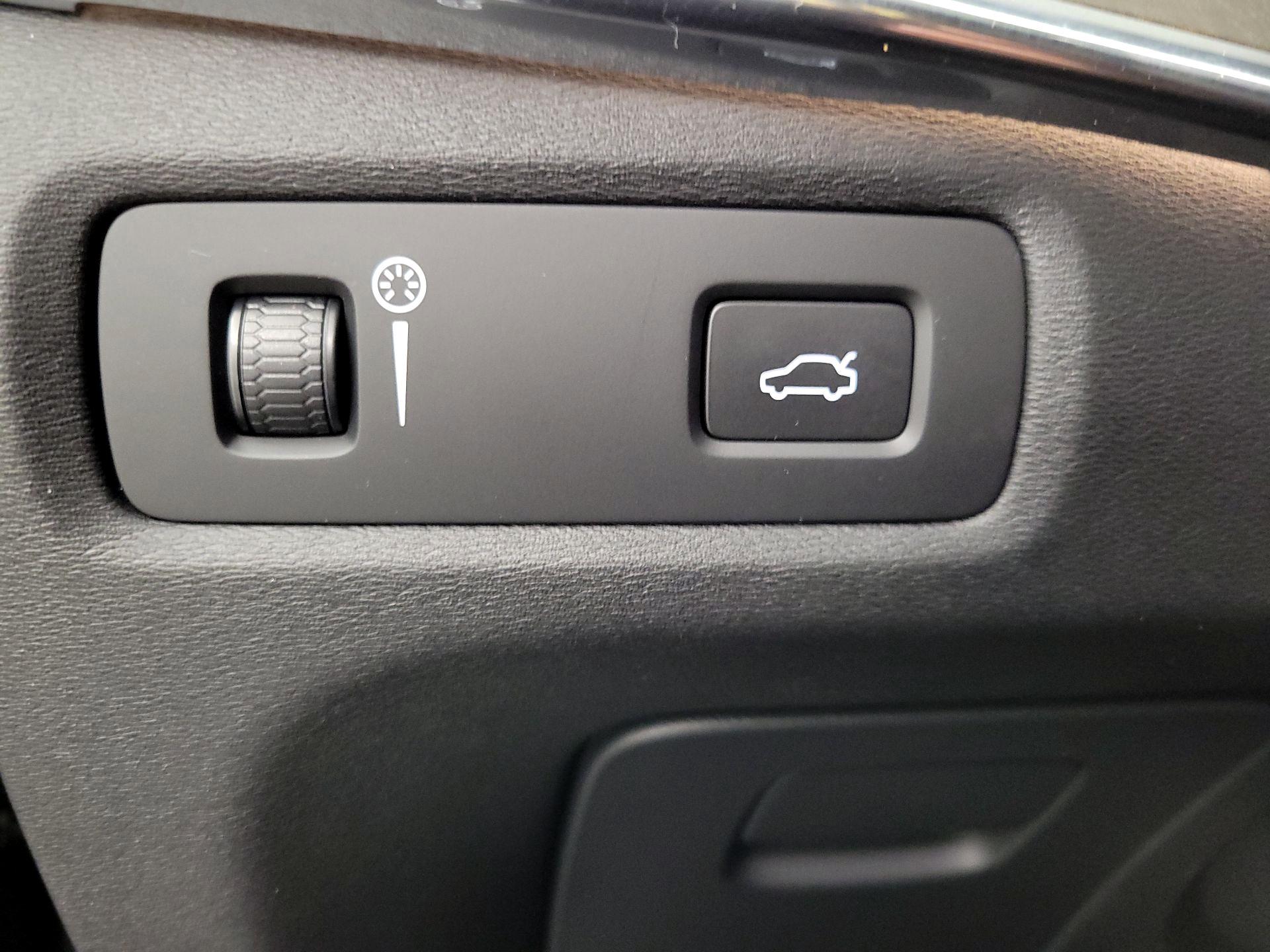 Thumbnail: 2018 Volvo V90 - 13