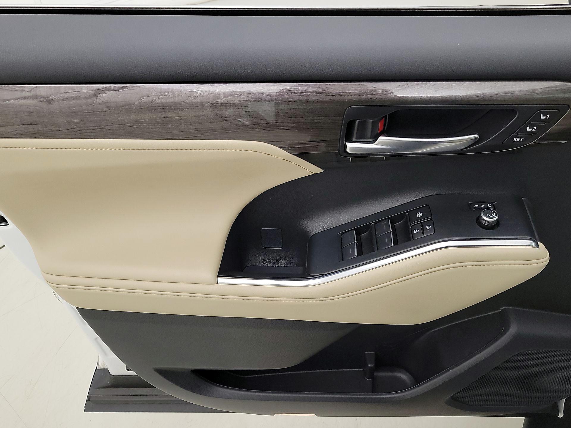 Thumbnail: 2023 Toyota Highlander - 12