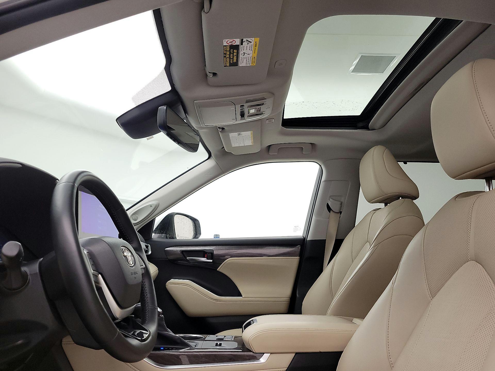 Thumbnail: 2023 Toyota Highlander - 19