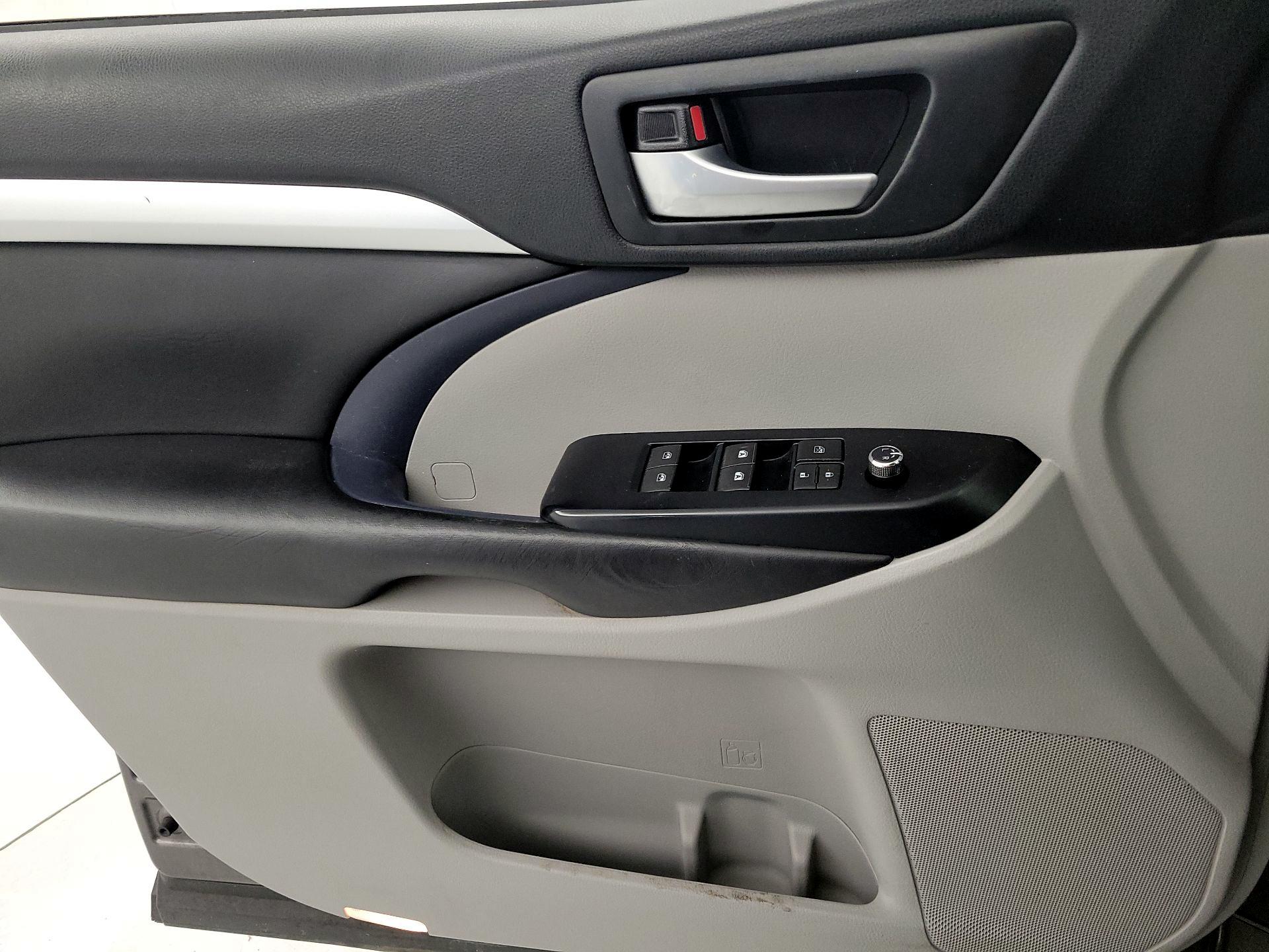 Thumbnail: 2018 Toyota Highlander - 12