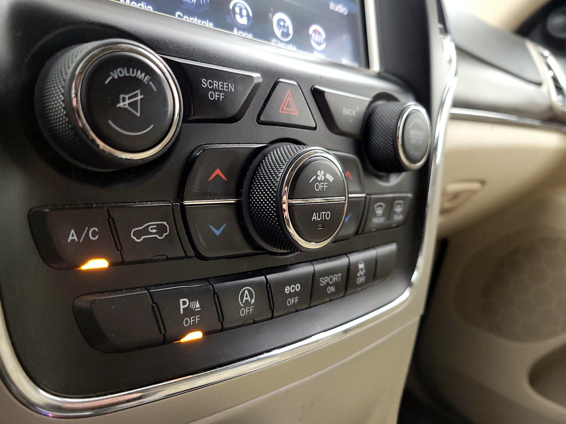 Thumbnail: 2016 Jeep Grand Cherokee - 17