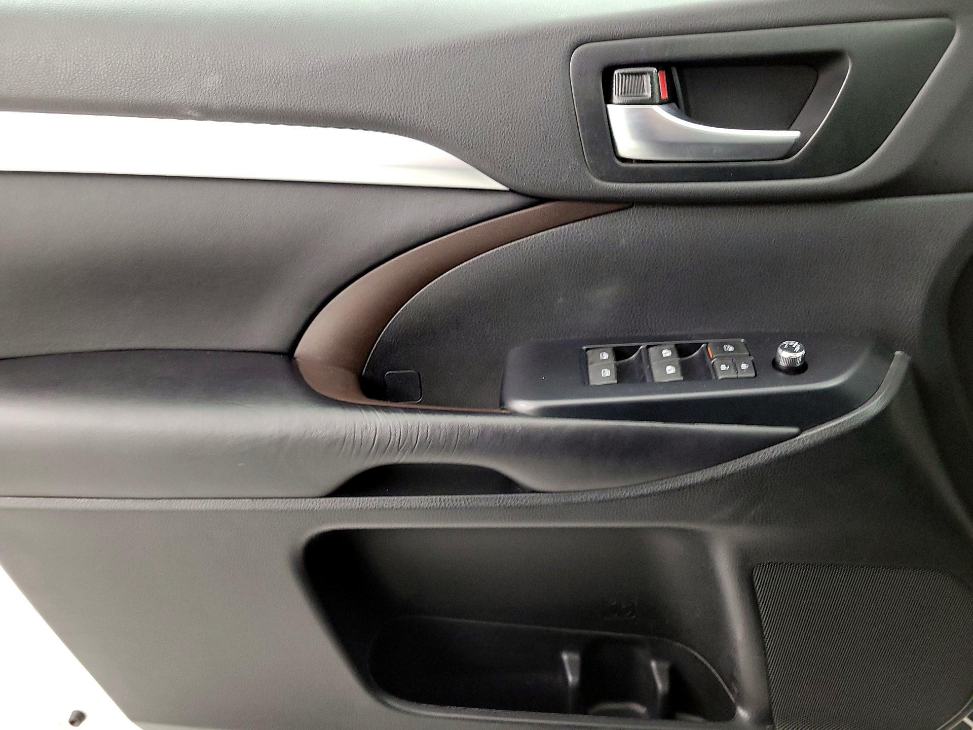 Thumbnail: 2019 Toyota Highlander - 12