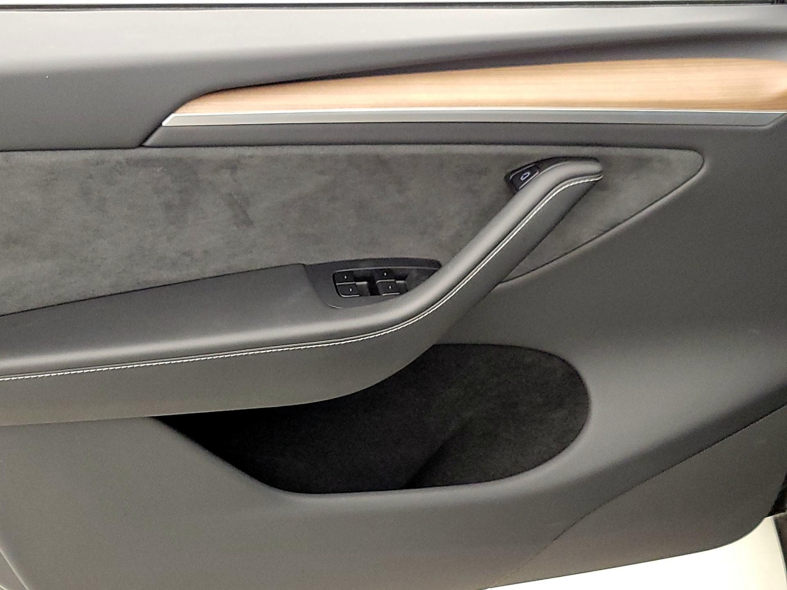 2025 Tesla Model Y Long Range - Photo 13