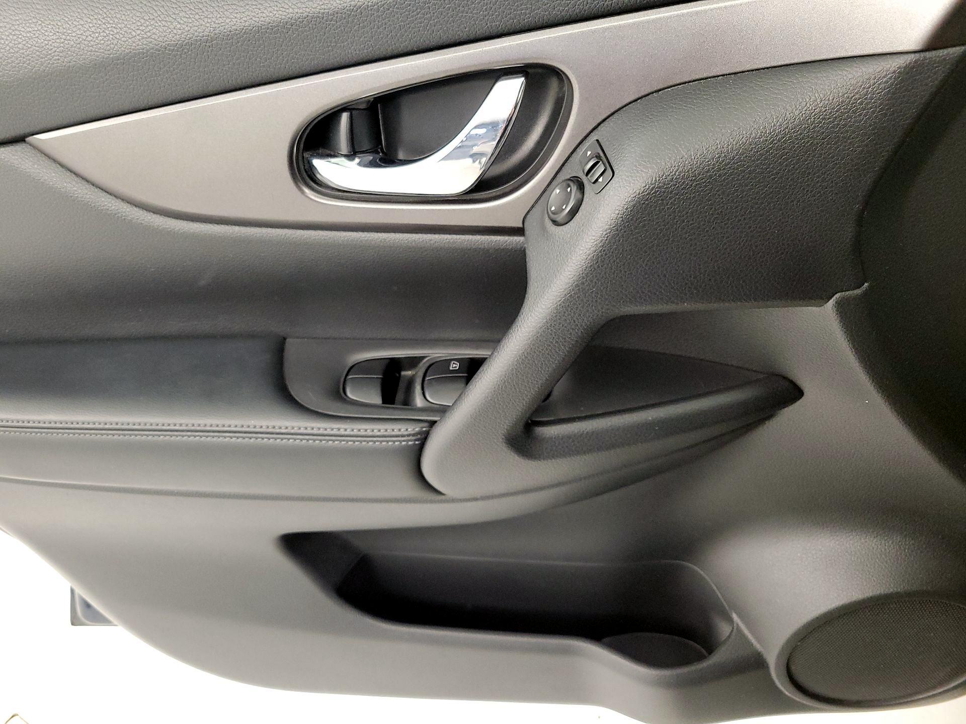 Thumbnail: 2016 Nissan Rogue - 12