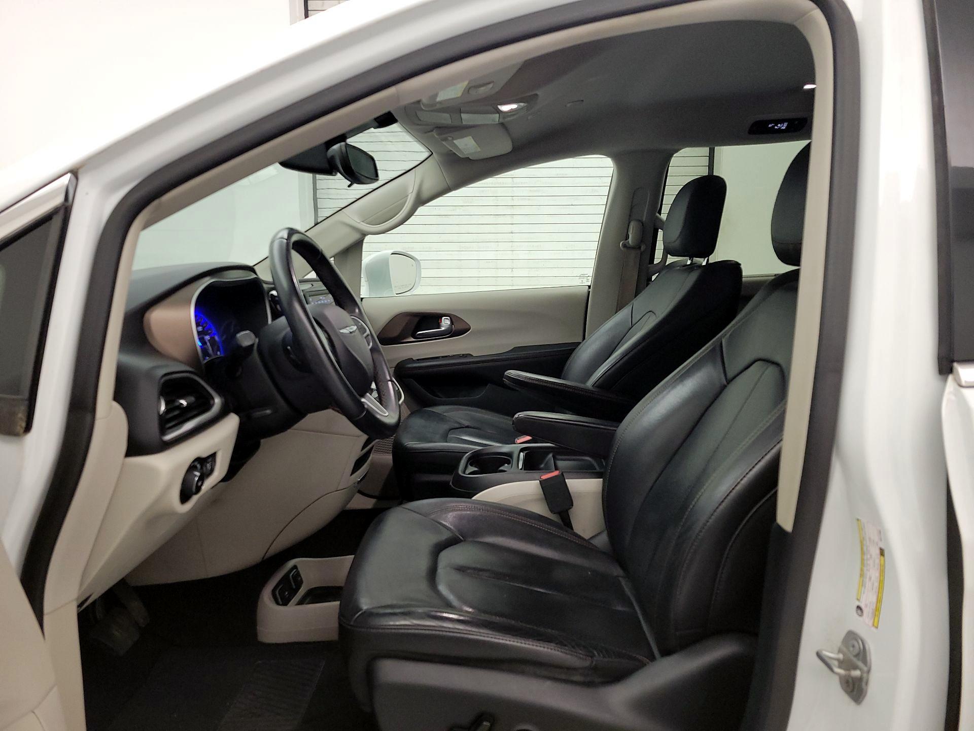 Thumbnail: 2018 Chrysler Pacifica - 11