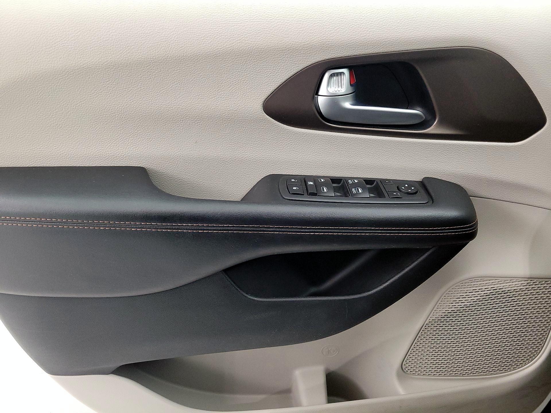 Thumbnail: 2018 Chrysler Pacifica - 12