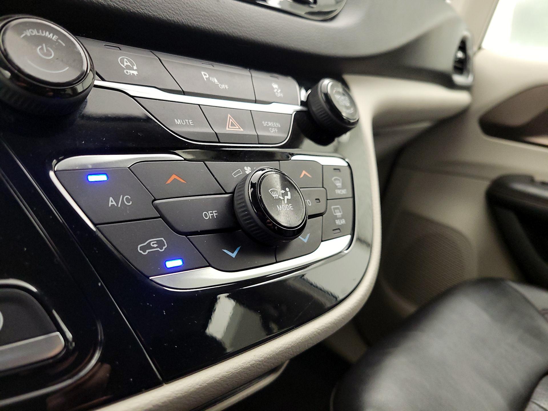 Thumbnail: 2018 Chrysler Pacifica - 16