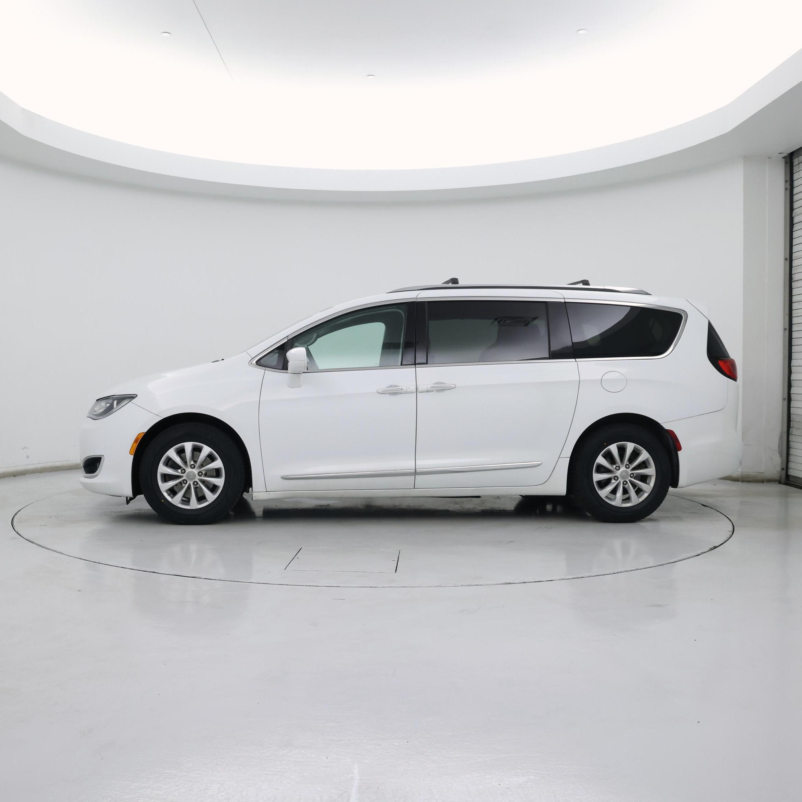 Thumbnail: 2018 Chrysler Pacifica - 3