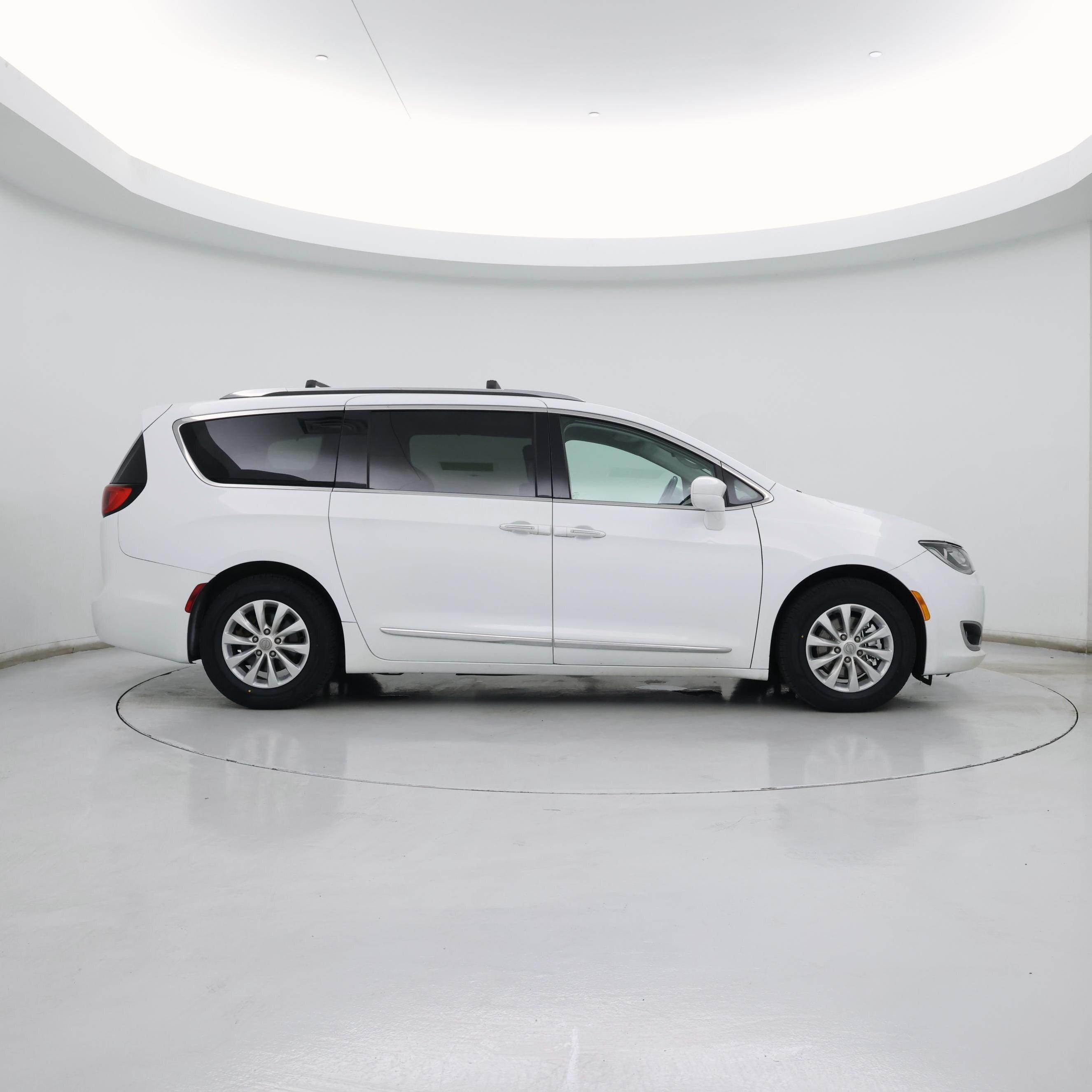 Thumbnail: 2018 Chrysler Pacifica - 7