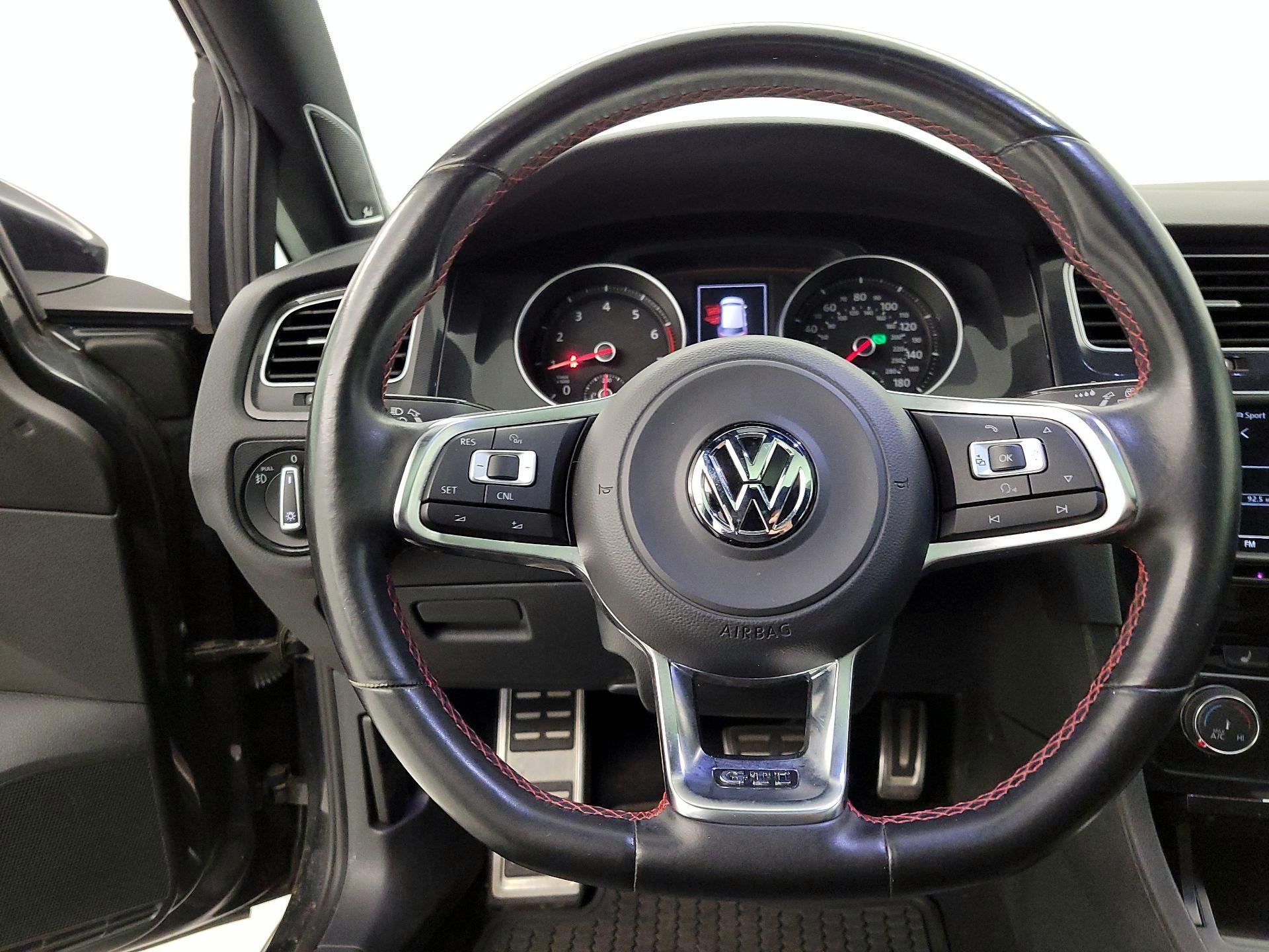 Thumbnail: 2016 Volkswagen Golf - 10