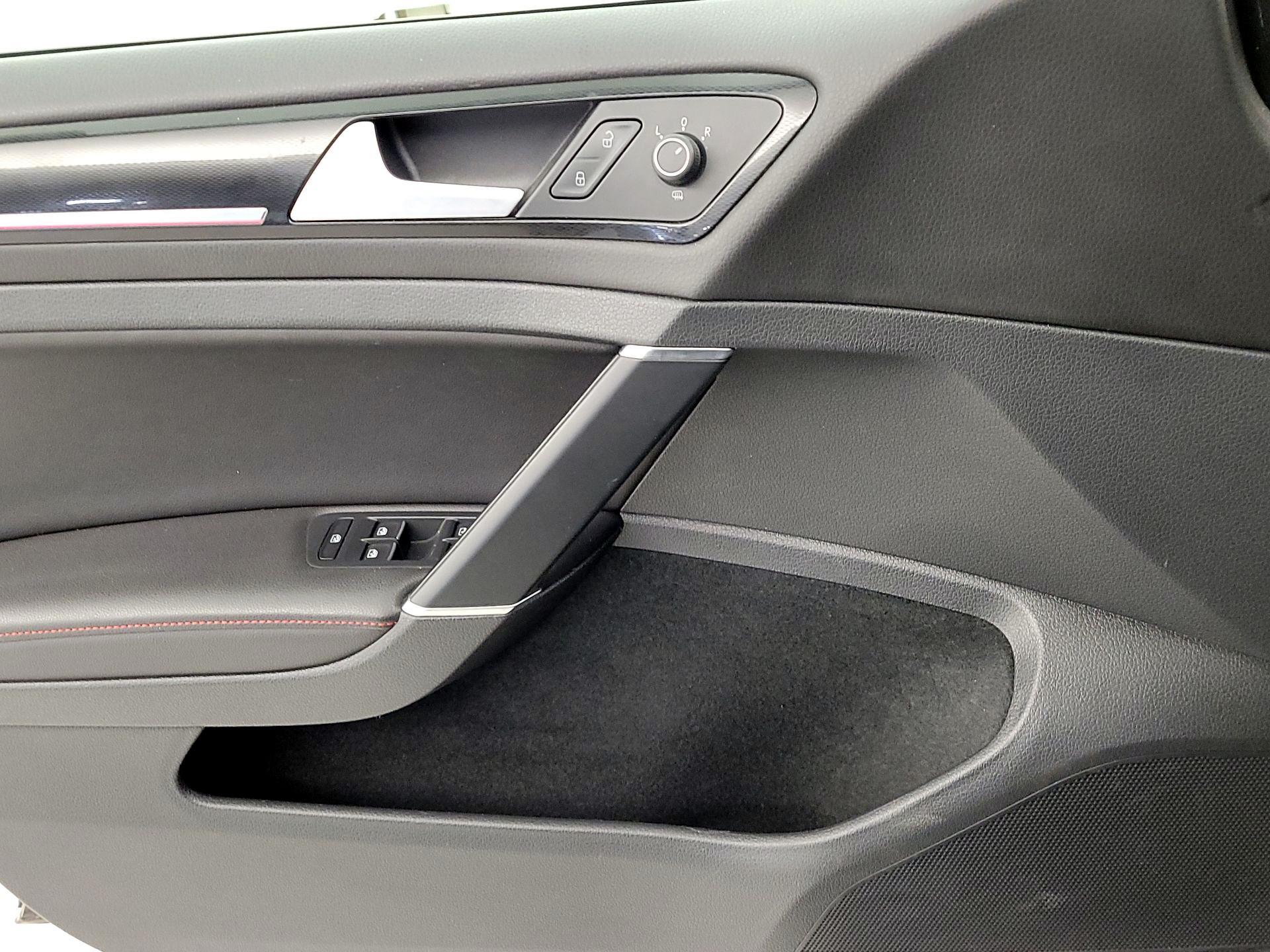 Thumbnail: 2016 Volkswagen Golf - 12