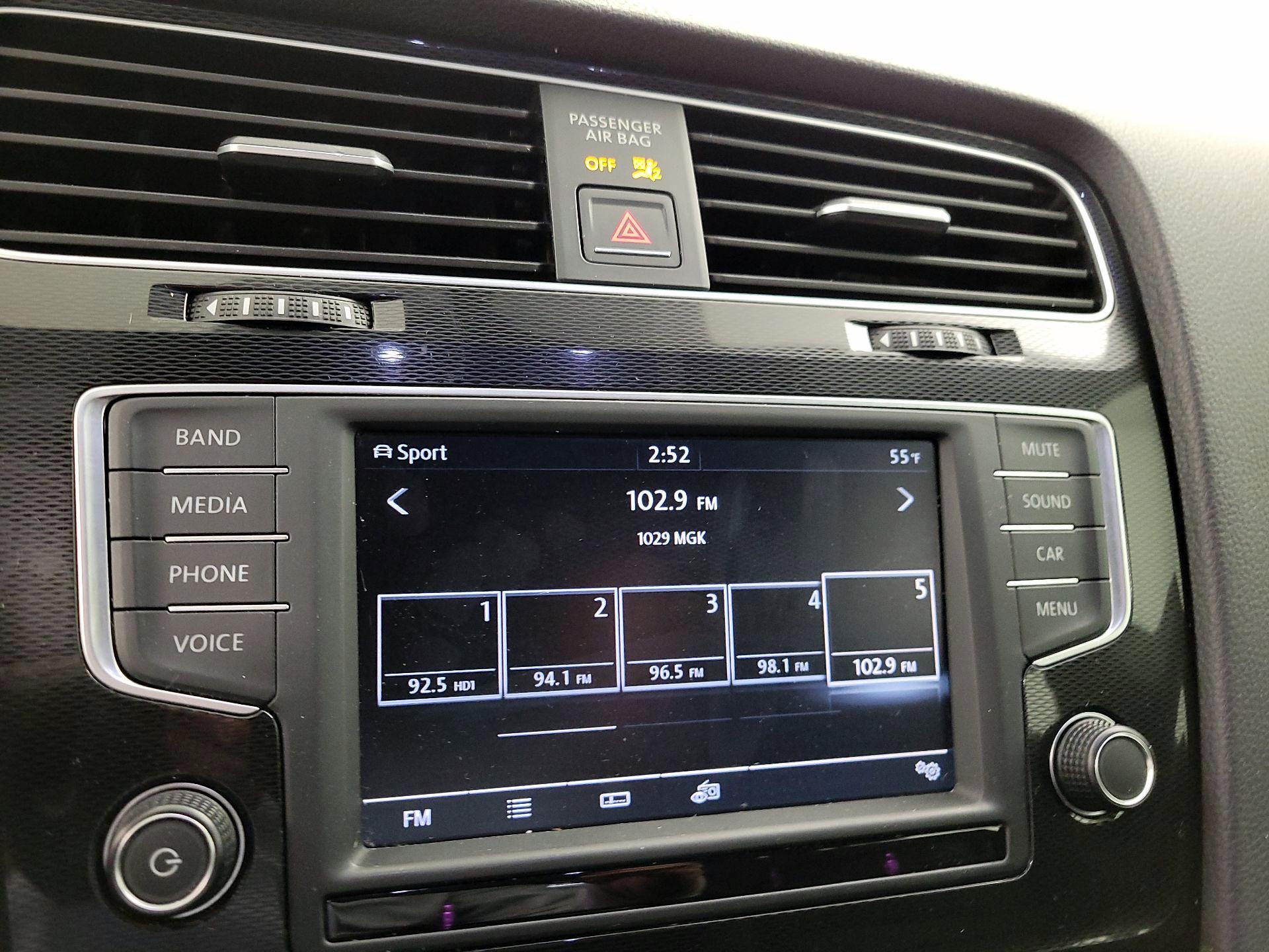 Thumbnail: 2016 Volkswagen Golf - 15