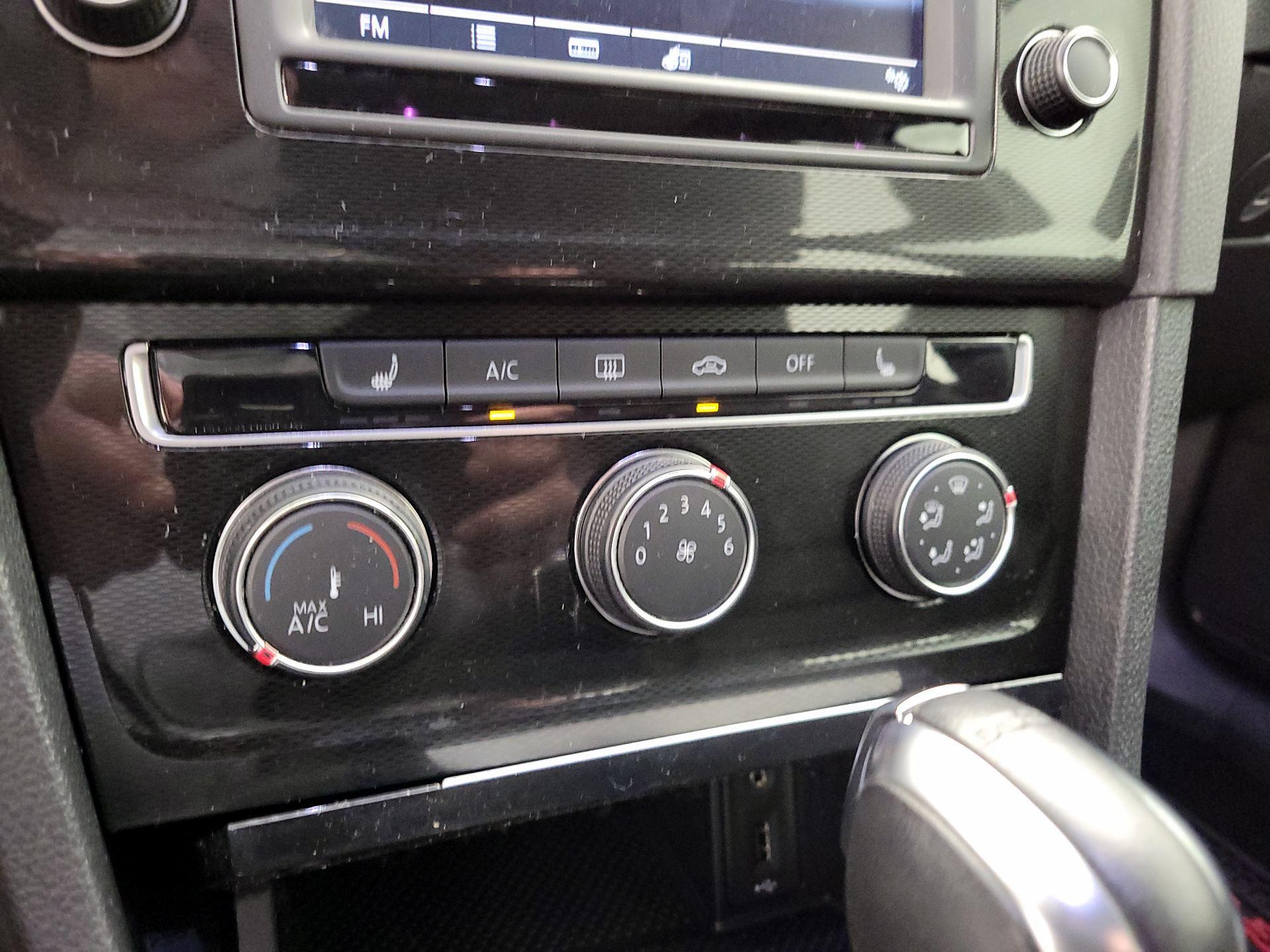 Thumbnail: 2016 Volkswagen Golf - 16