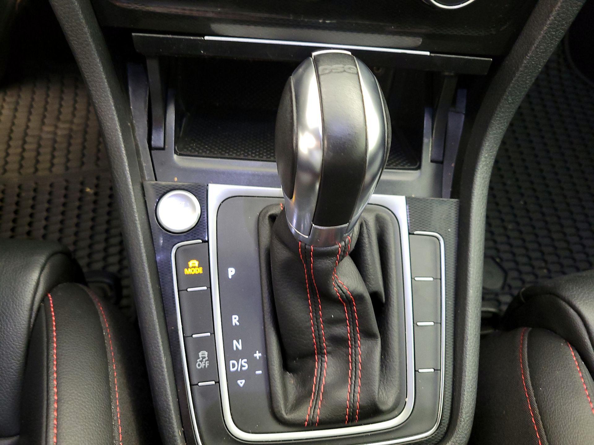 Thumbnail: 2016 Volkswagen Golf - 17