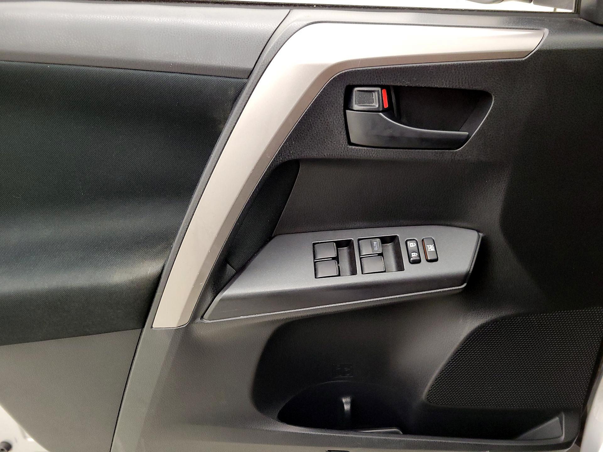 Thumbnail: 2018 Toyota RAV4 - 12