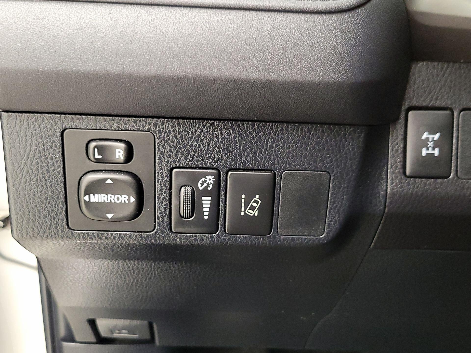 Thumbnail: 2018 Toyota RAV4 - 13