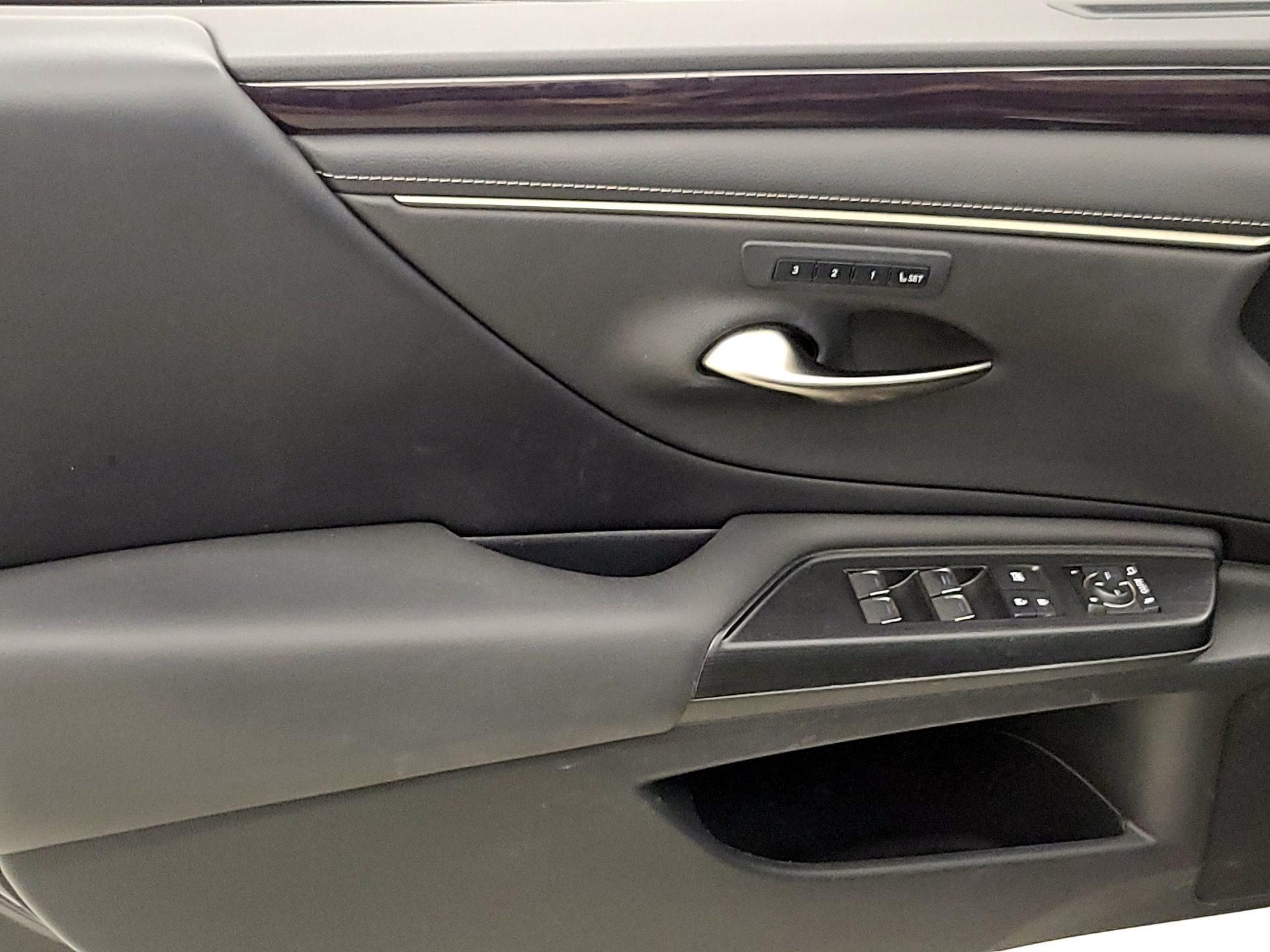 Thumbnail: 2021 Lexus ES - 12