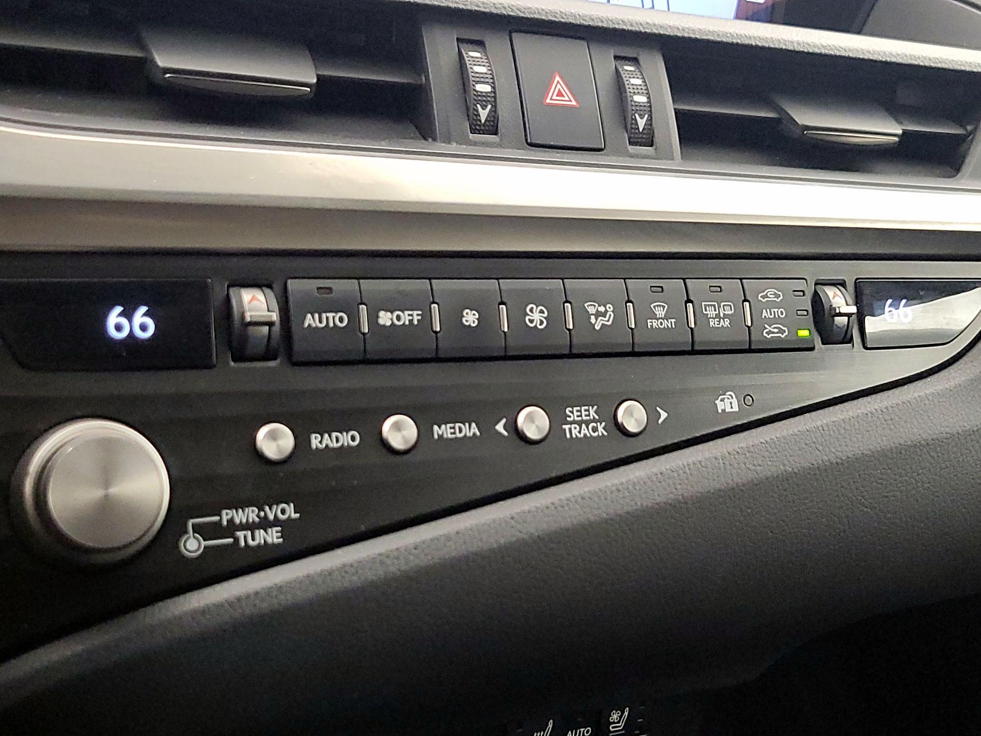 Thumbnail: 2021 Lexus ES - 17