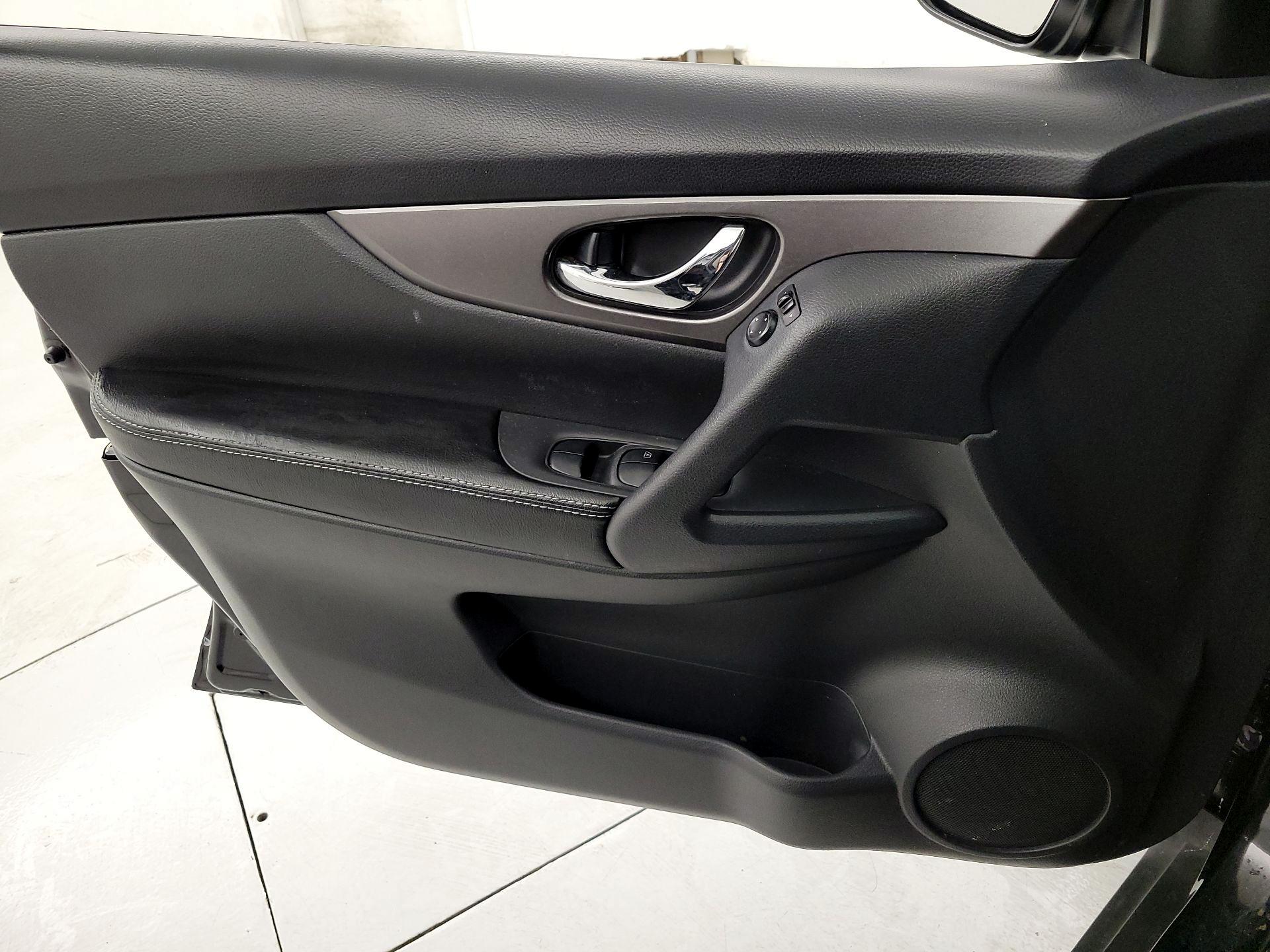 Thumbnail: 2016 Nissan Rogue - 12