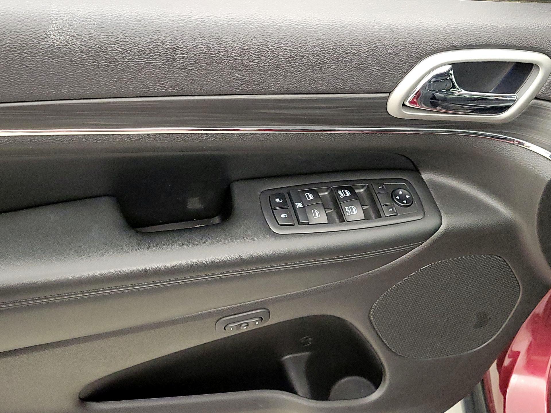 Thumbnail: 2019 Jeep Grand Cherokee - 12