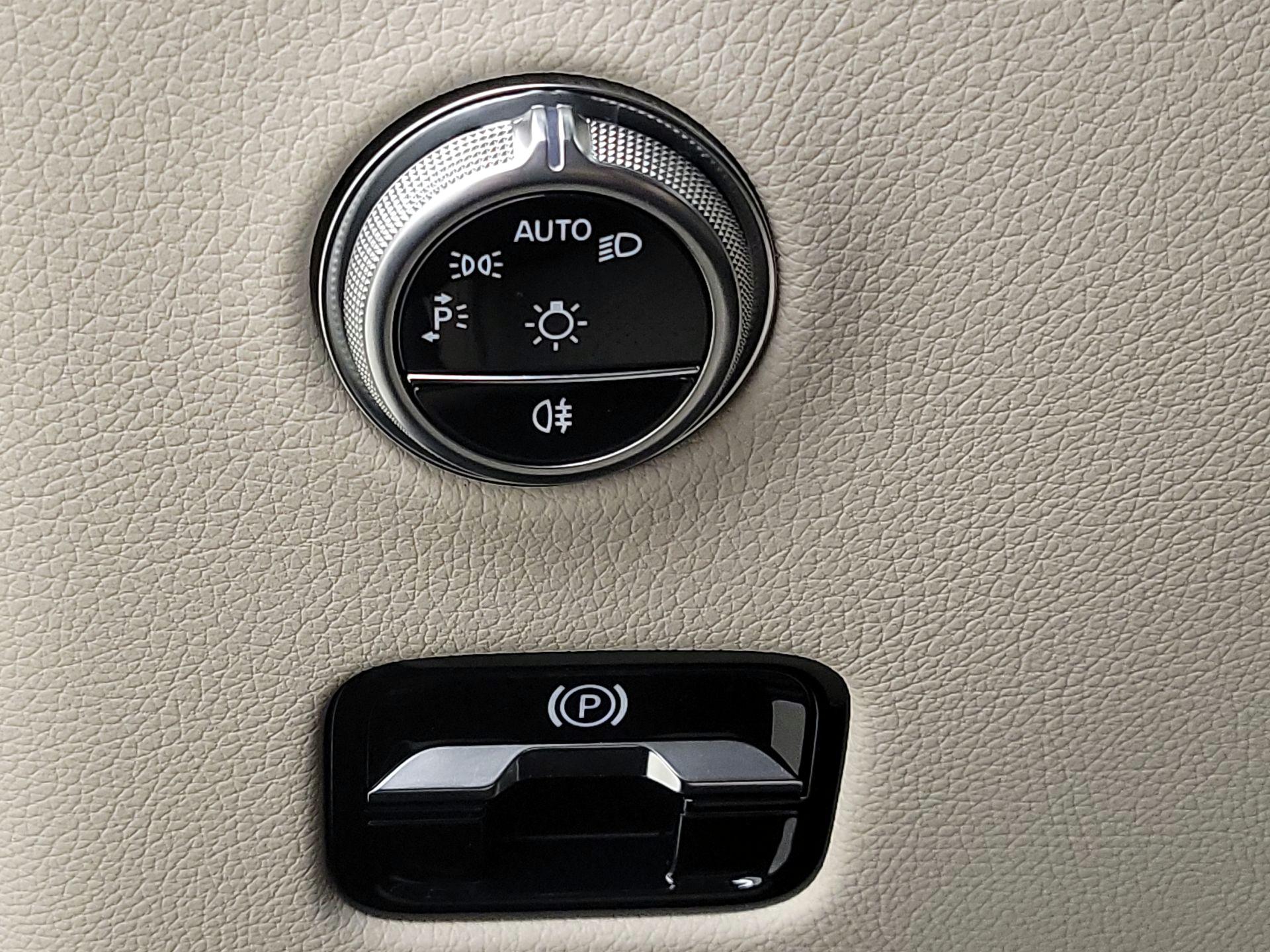 Thumbnail: 2024 Mercedes-Benz GLC - 13