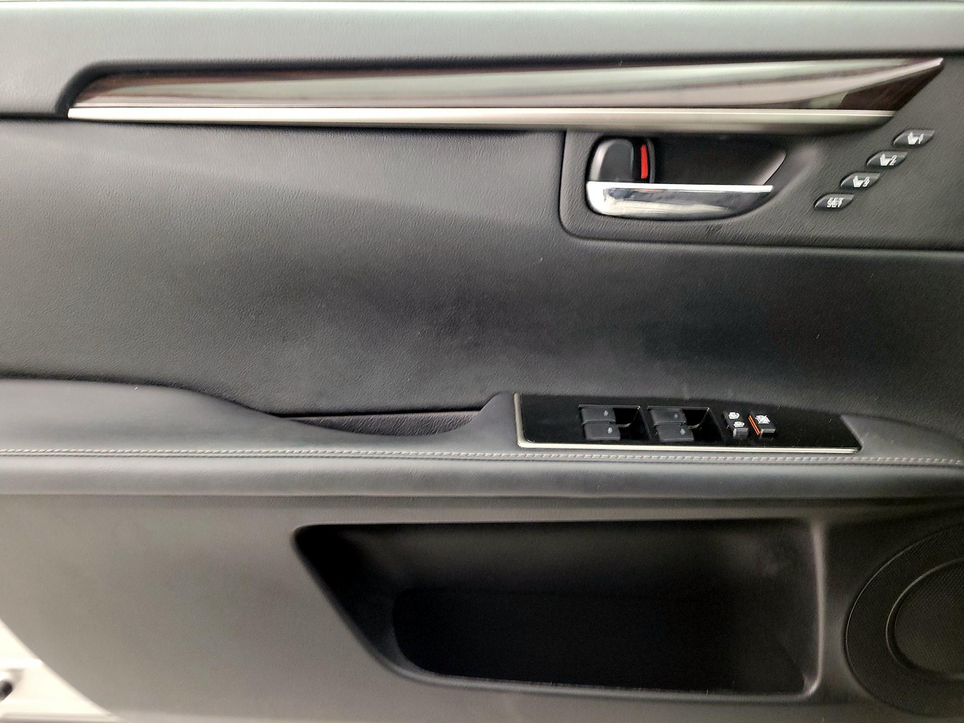 Thumbnail: 2018 Lexus ES - 12