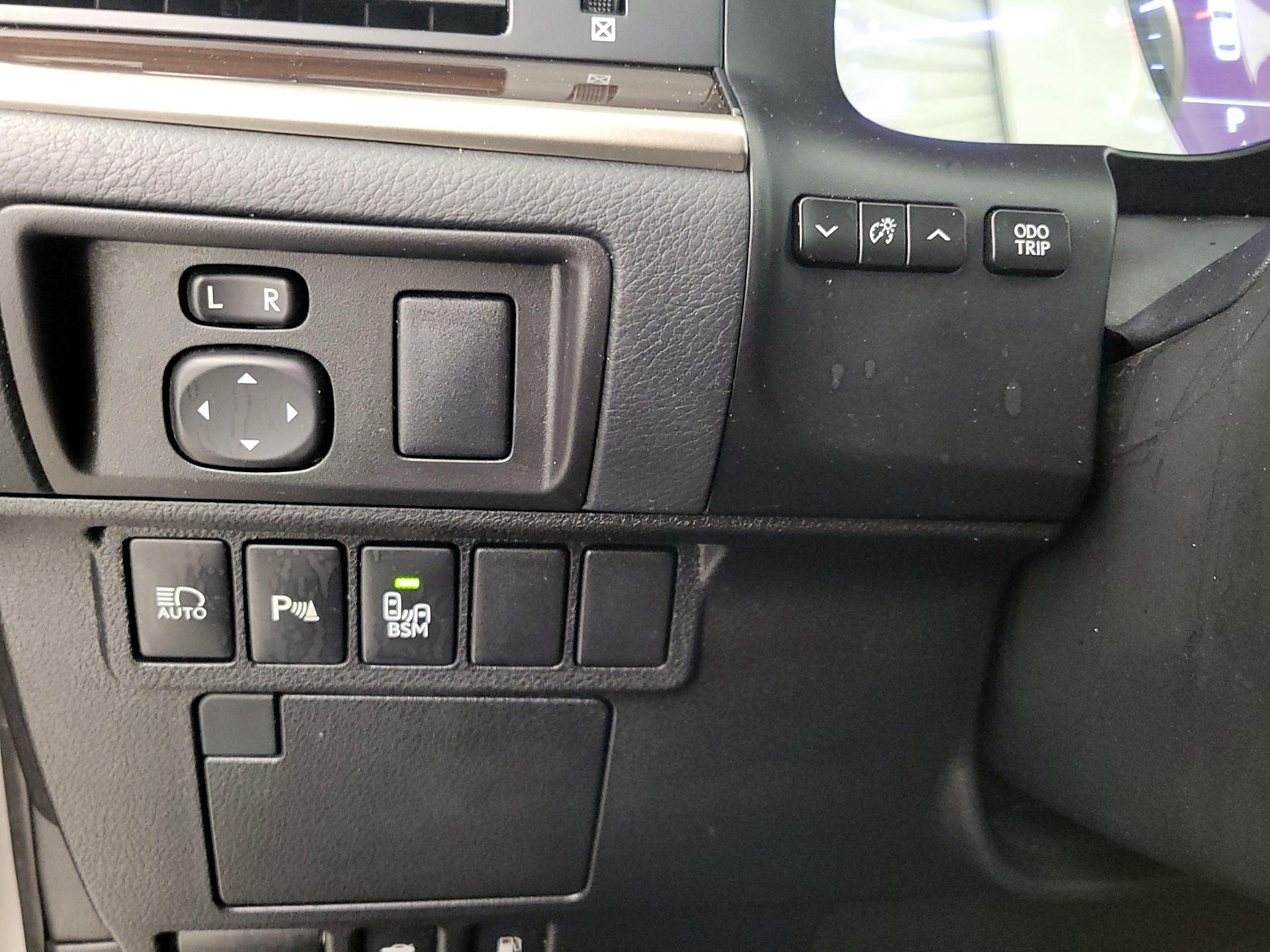 Thumbnail: 2018 Lexus ES - 13