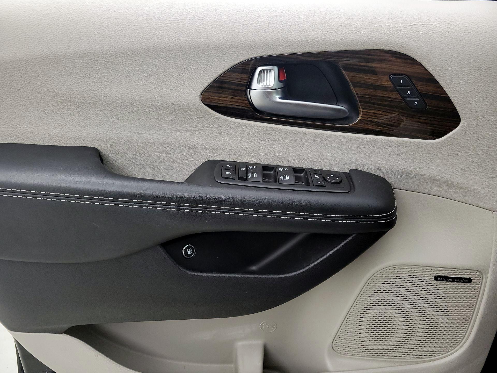 Thumbnail: 2021 Chrysler Pacifica - 12