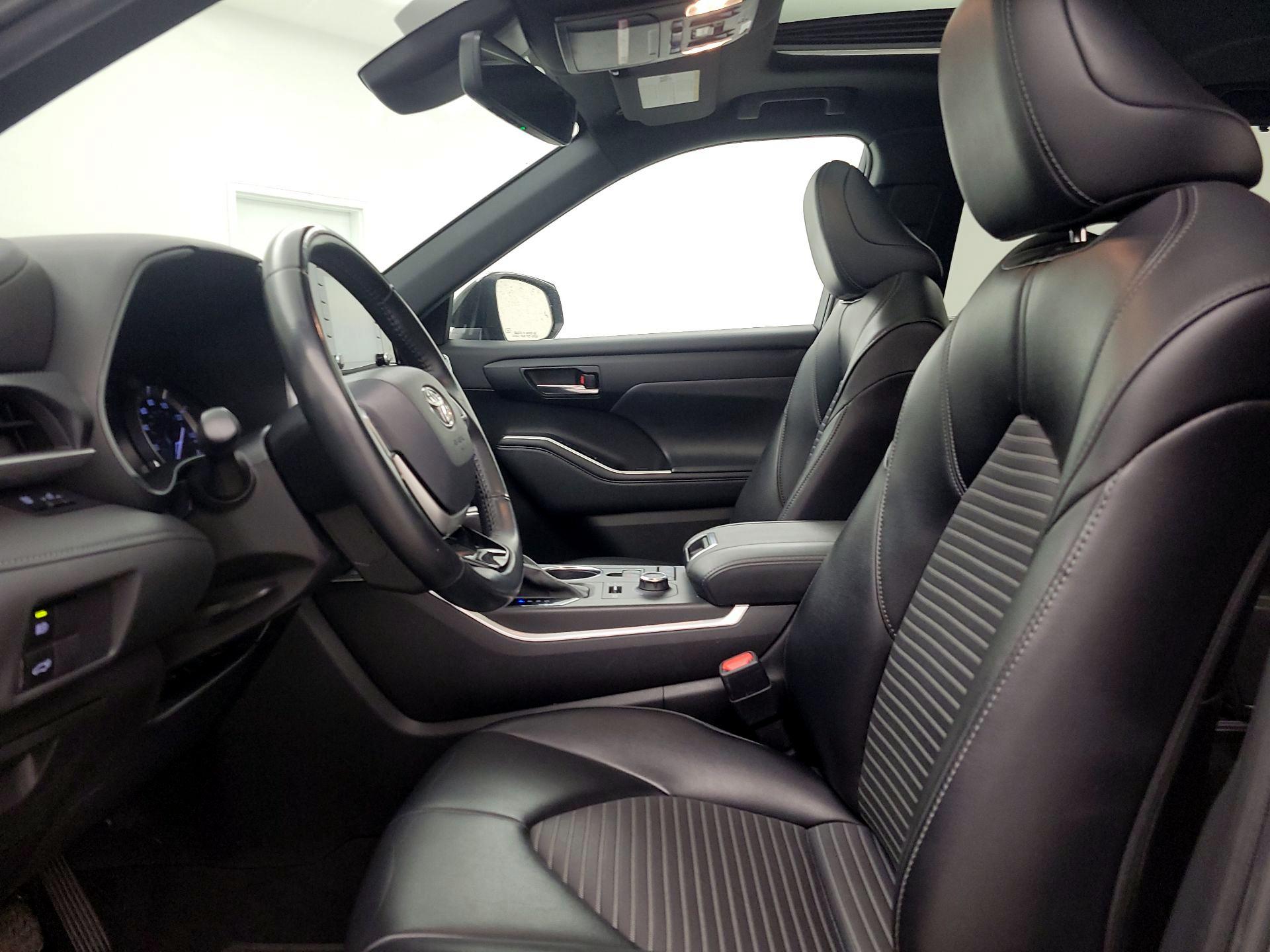 Thumbnail: 2022 Toyota Highlander - 11