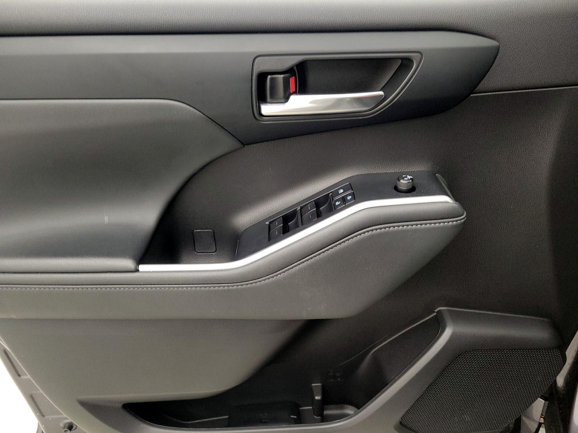 Thumbnail: 2022 Toyota Highlander - 12