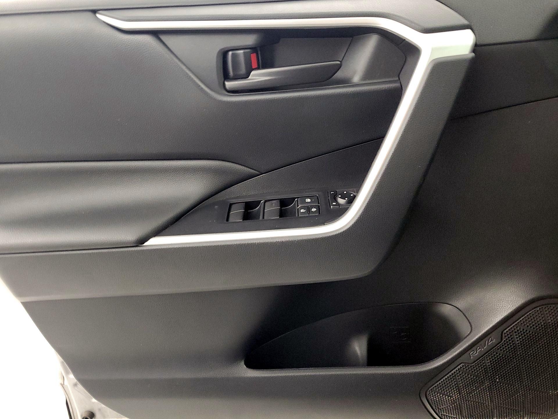Thumbnail: 2019 Toyota RAV4 - 12
