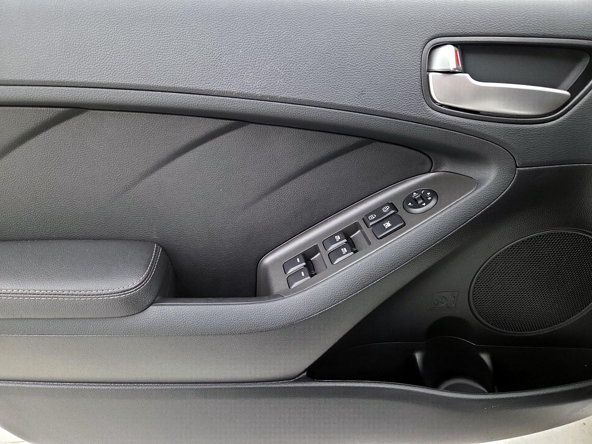 Thumbnail: 2017 Kia Forte - 12