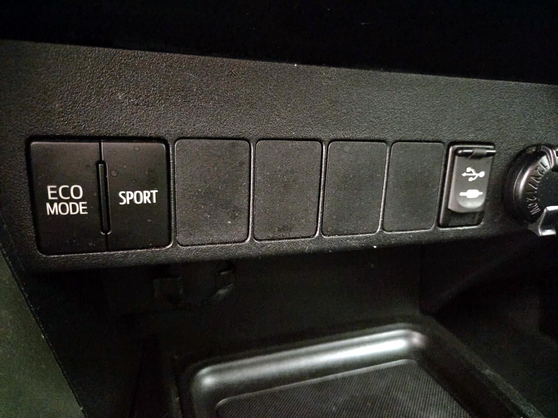 Thumbnail: 2015 Toyota RAV4 - 17