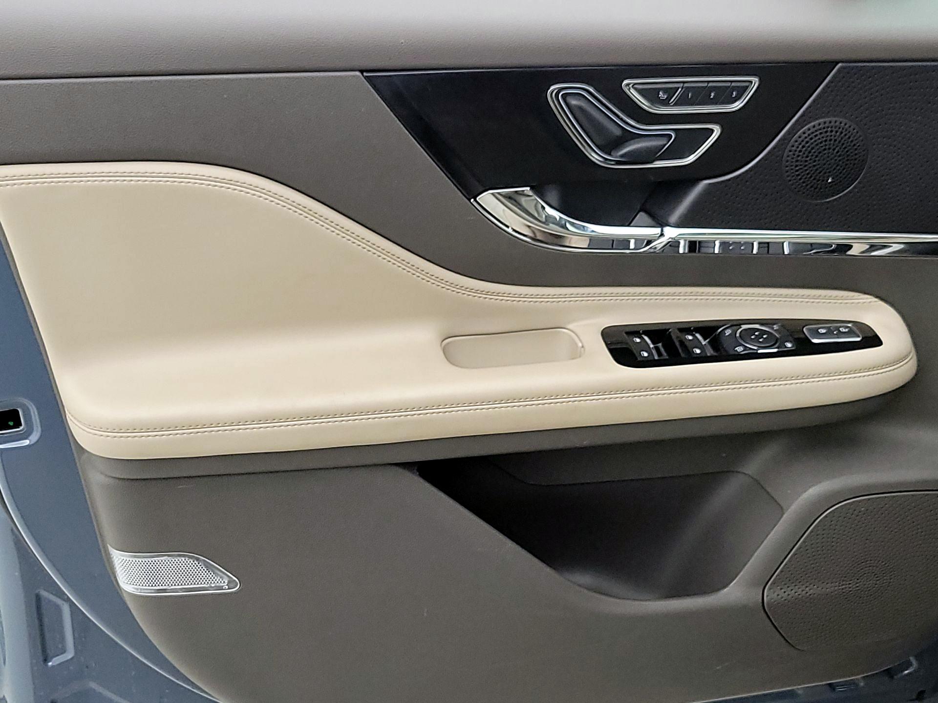 Thumbnail: 2023 Lincoln Corsair - 12