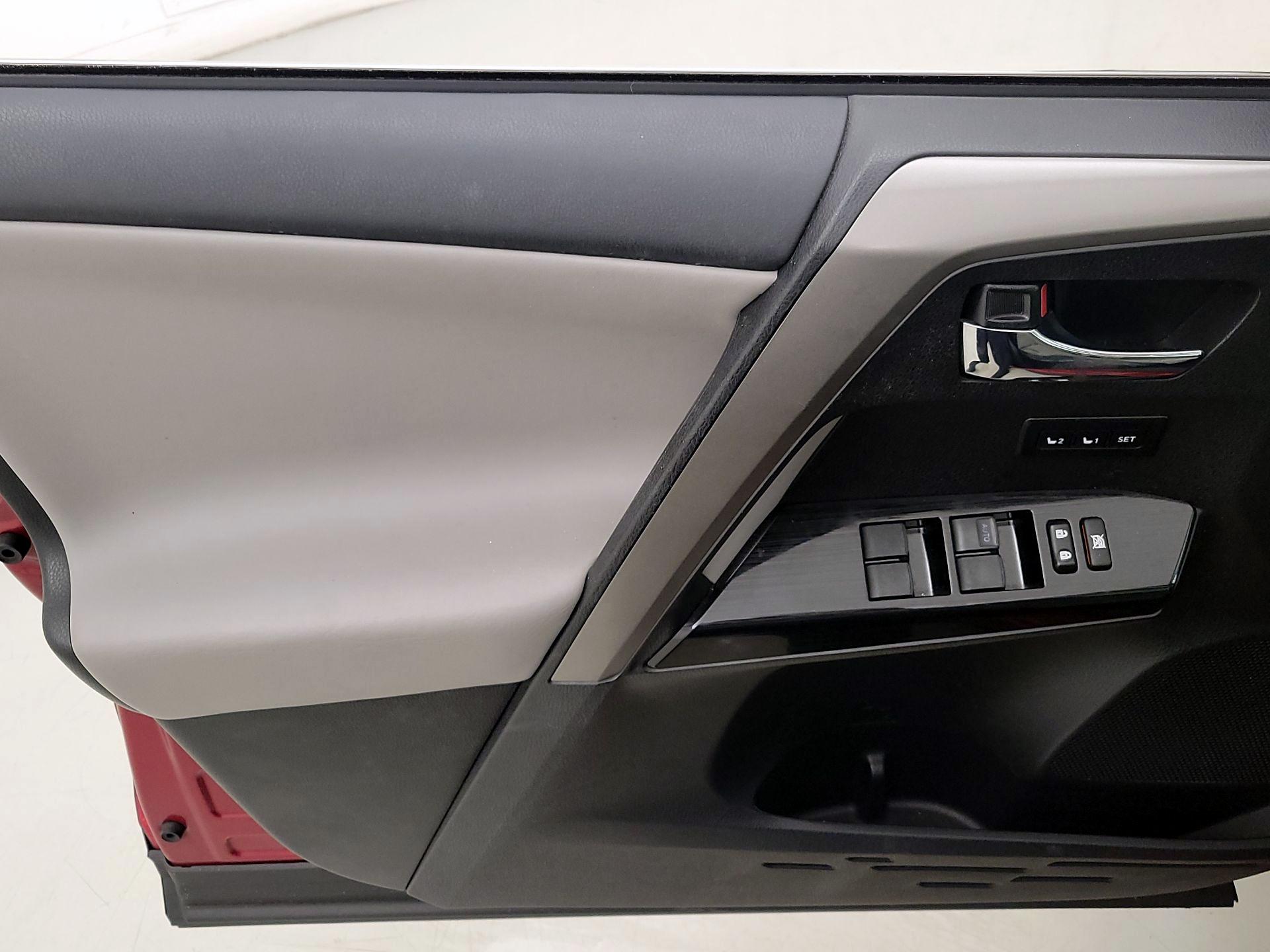 Thumbnail: 2018 Toyota RAV4 - 12