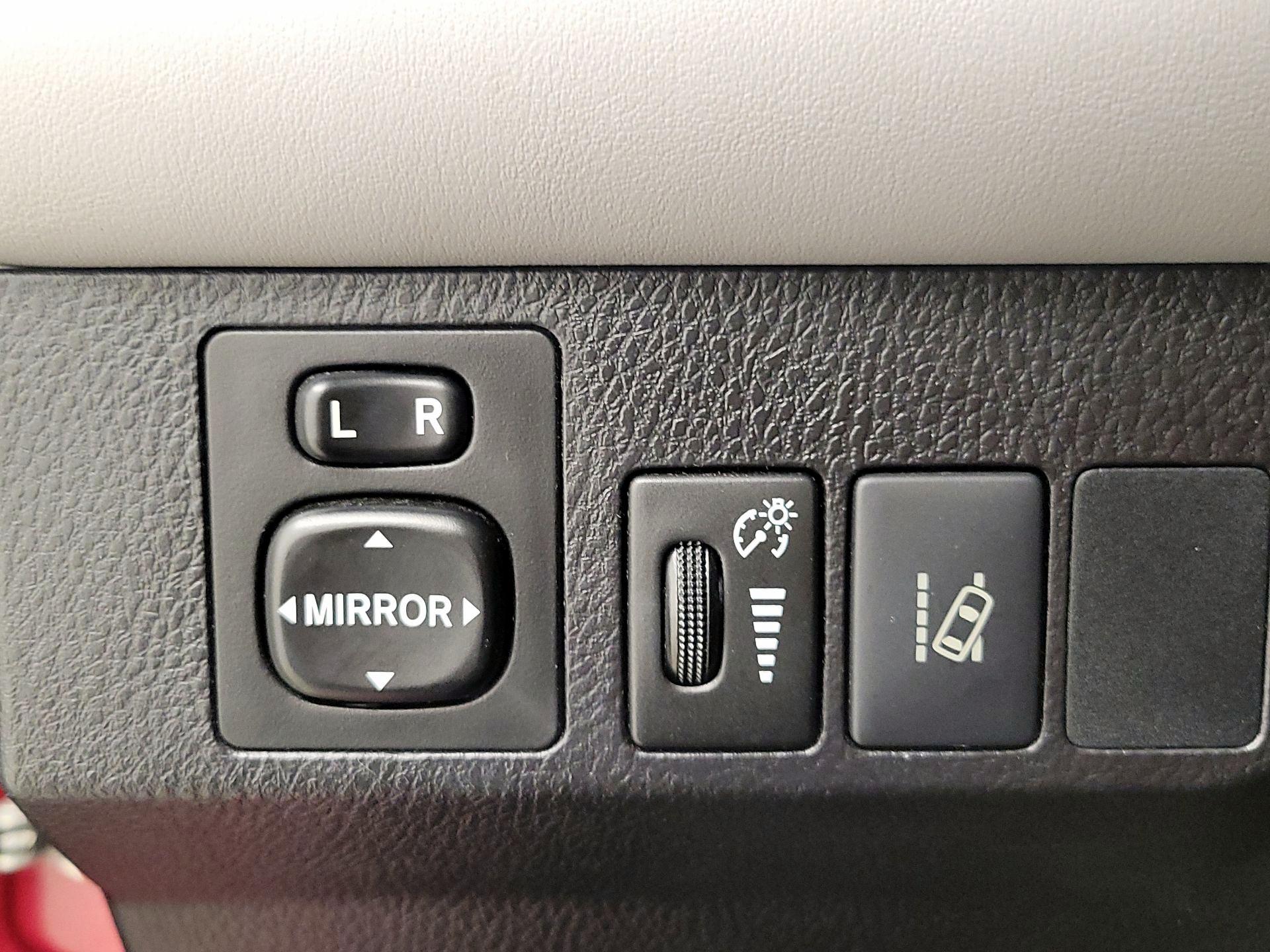 Thumbnail: 2018 Toyota RAV4 - 13
