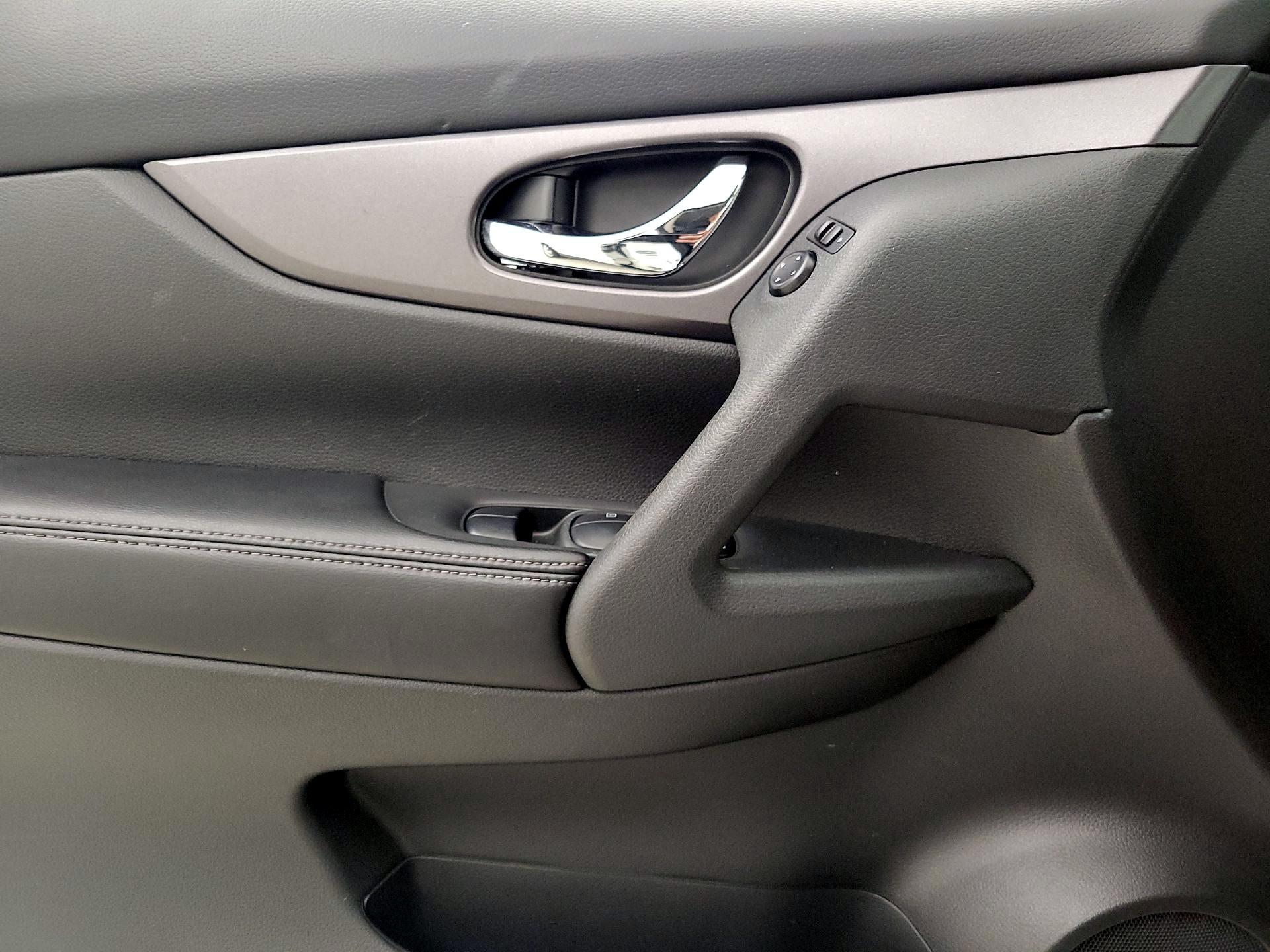 Thumbnail: 2016 Nissan Rogue - 12