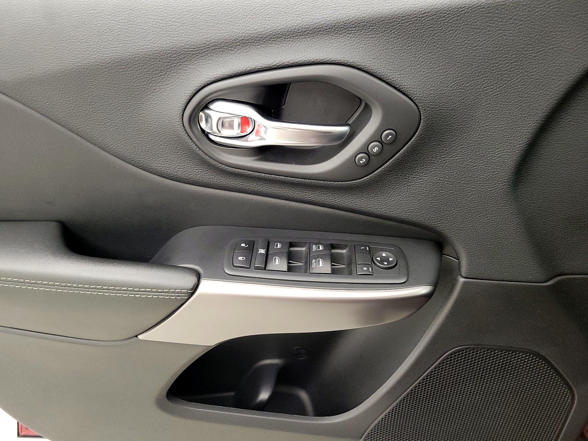 Thumbnail: 2020 Jeep Cherokee - 12