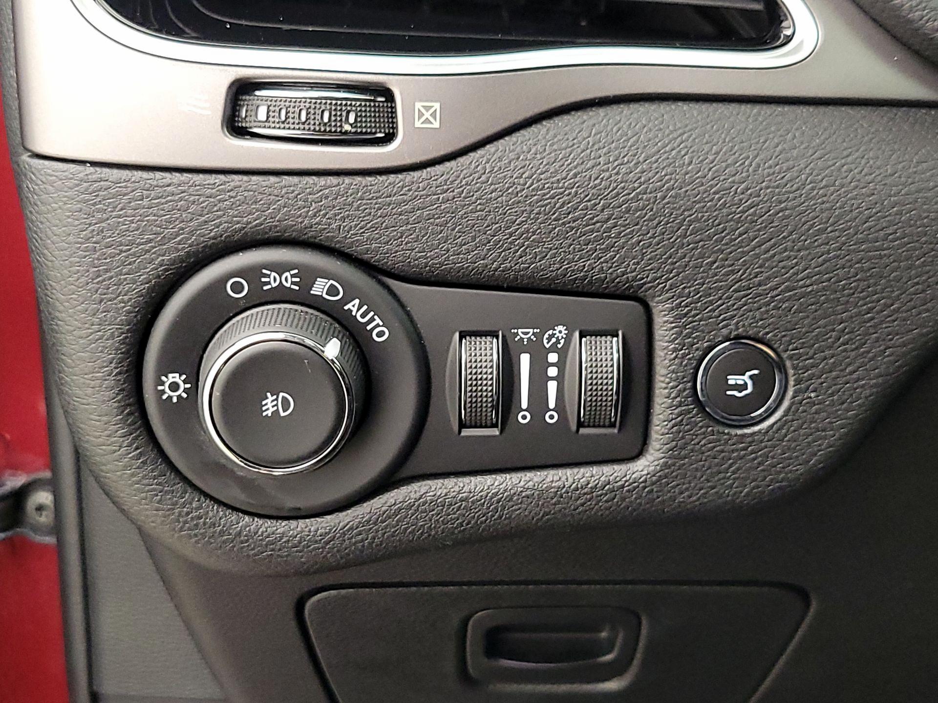 Thumbnail: 2020 Jeep Cherokee - 13