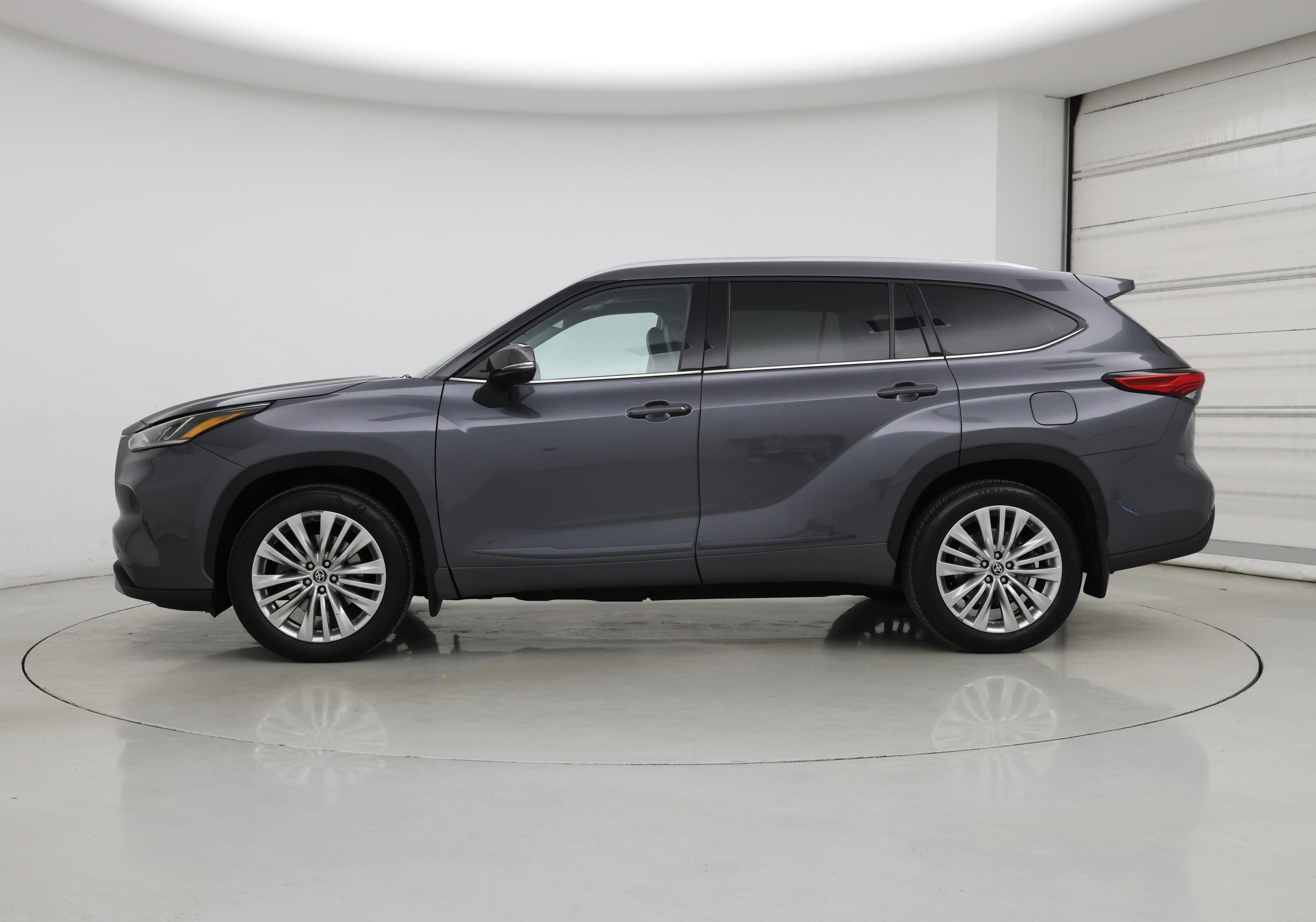 Thumbnail: 2023 Toyota Highlander - 3