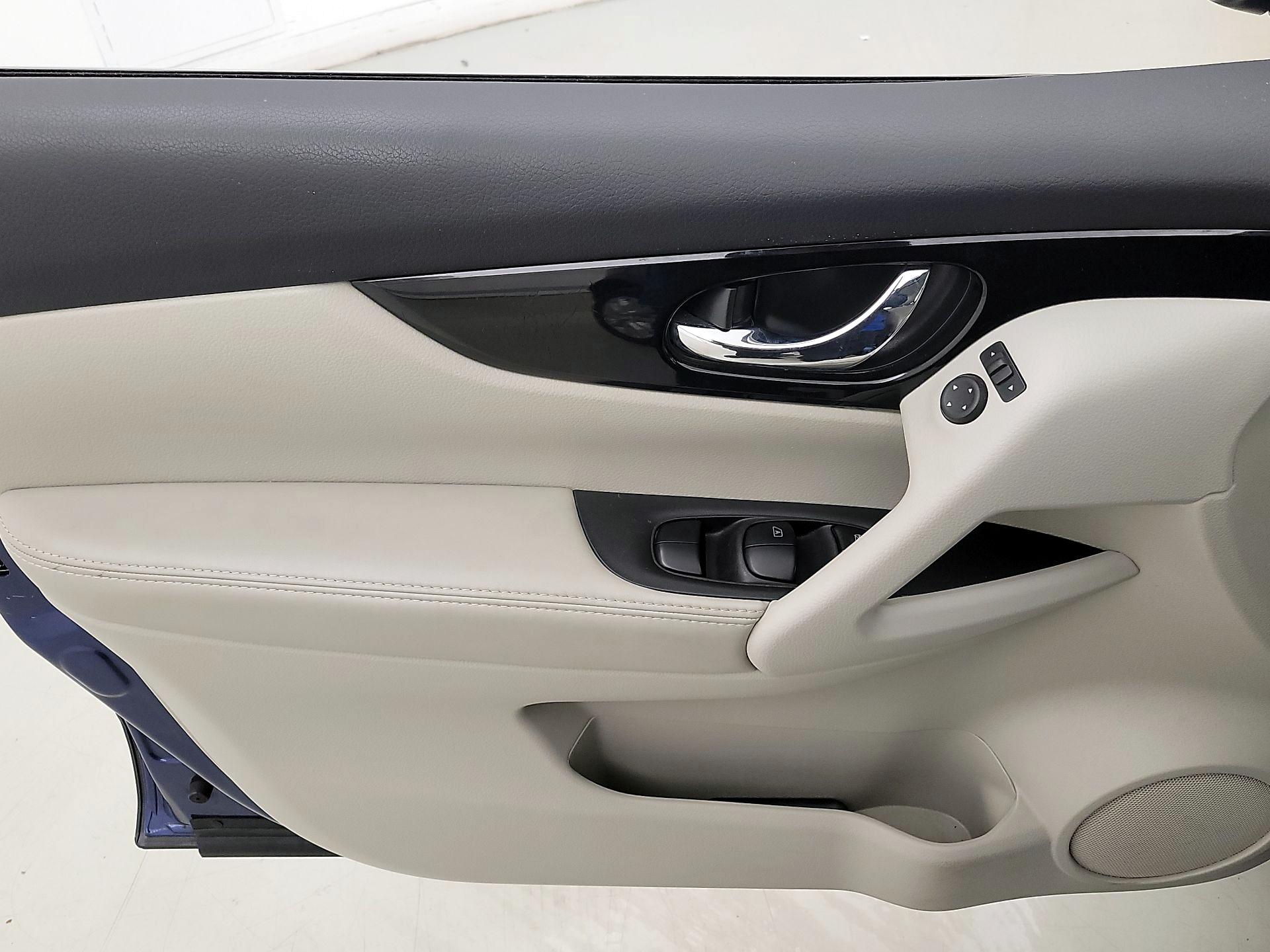 Thumbnail: 2022 Nissan Rogue Sport - 12